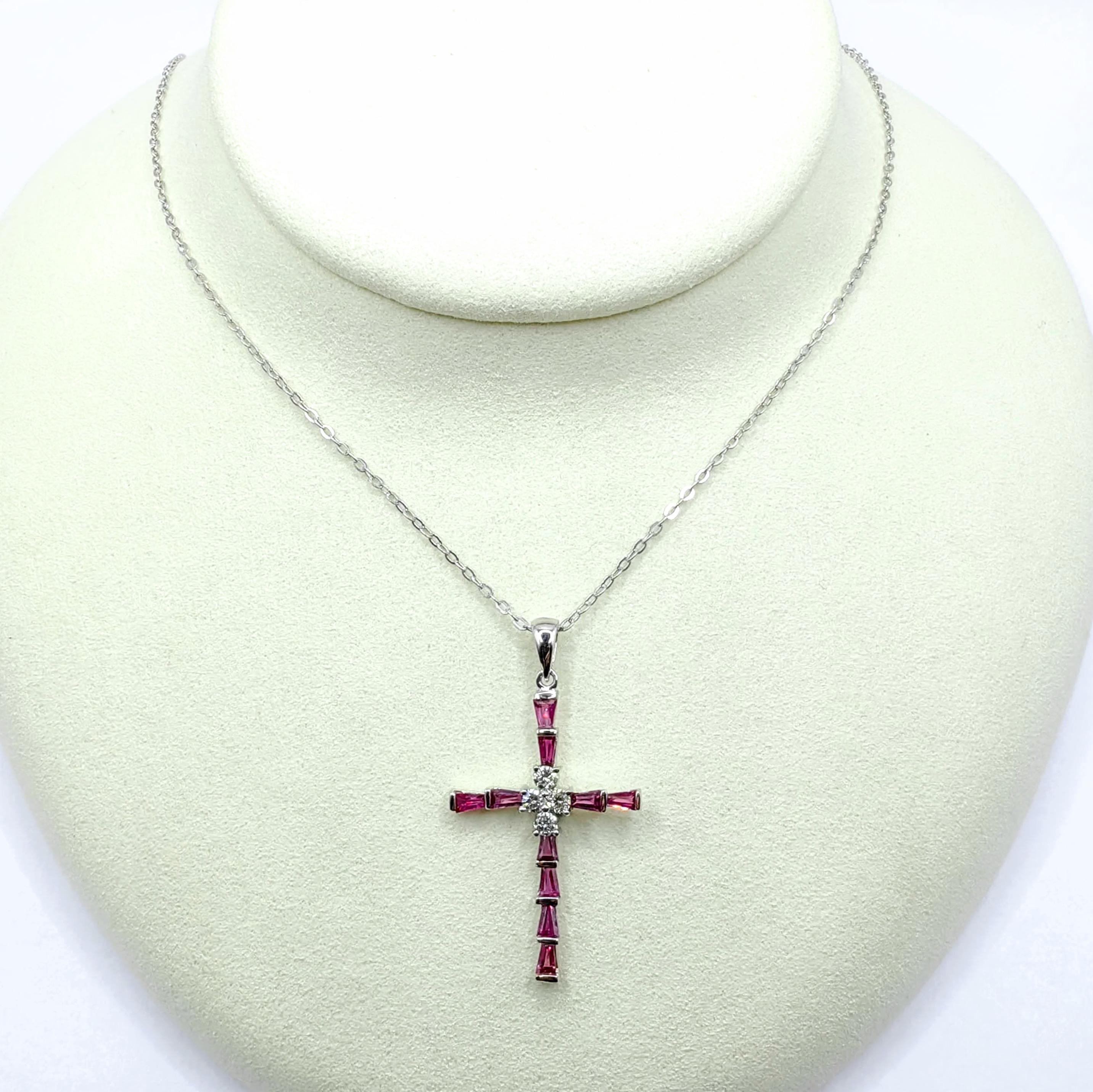Baguette rastremato Ciondolo a forma di croce in oro bianco 18 carati con rubino e diamante di 1,18 carati in vendita