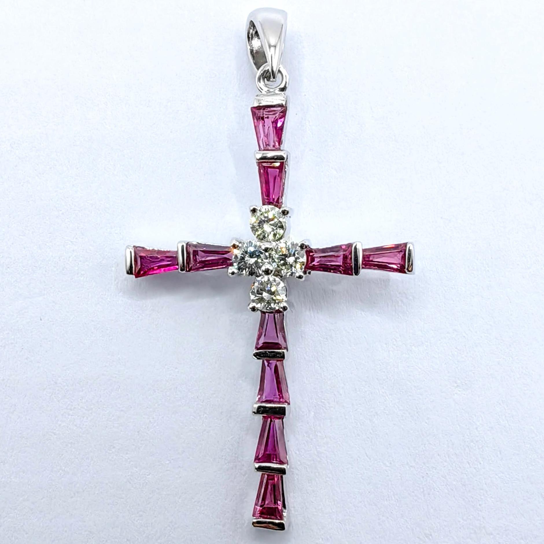 Ciondolo a forma di croce in oro bianco 18 carati con rubino e diamante di 1,18 carati In condizioni Nuovo in vendita a Wan Chai District, HK