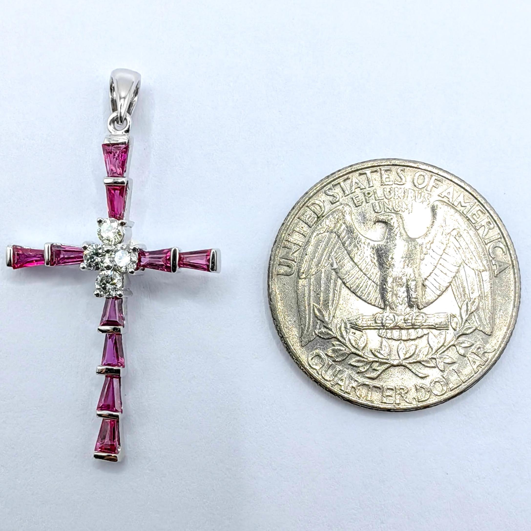Donna Ciondolo a forma di croce in oro bianco 18 carati con rubino e diamante di 1,18 carati in vendita