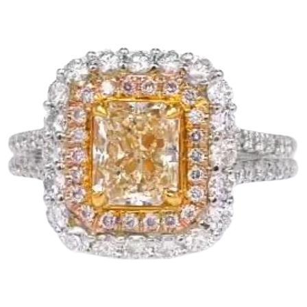 Questo anello di fidanzamento mozzafiato presenta un totale di 2,25 carati di diamanti, con un diamante giallo radioso da 1,18 carati incastonato in oro giallo 18 carati a quattro punte. L'incantevole diamante centrale è circondato da un'aureola di