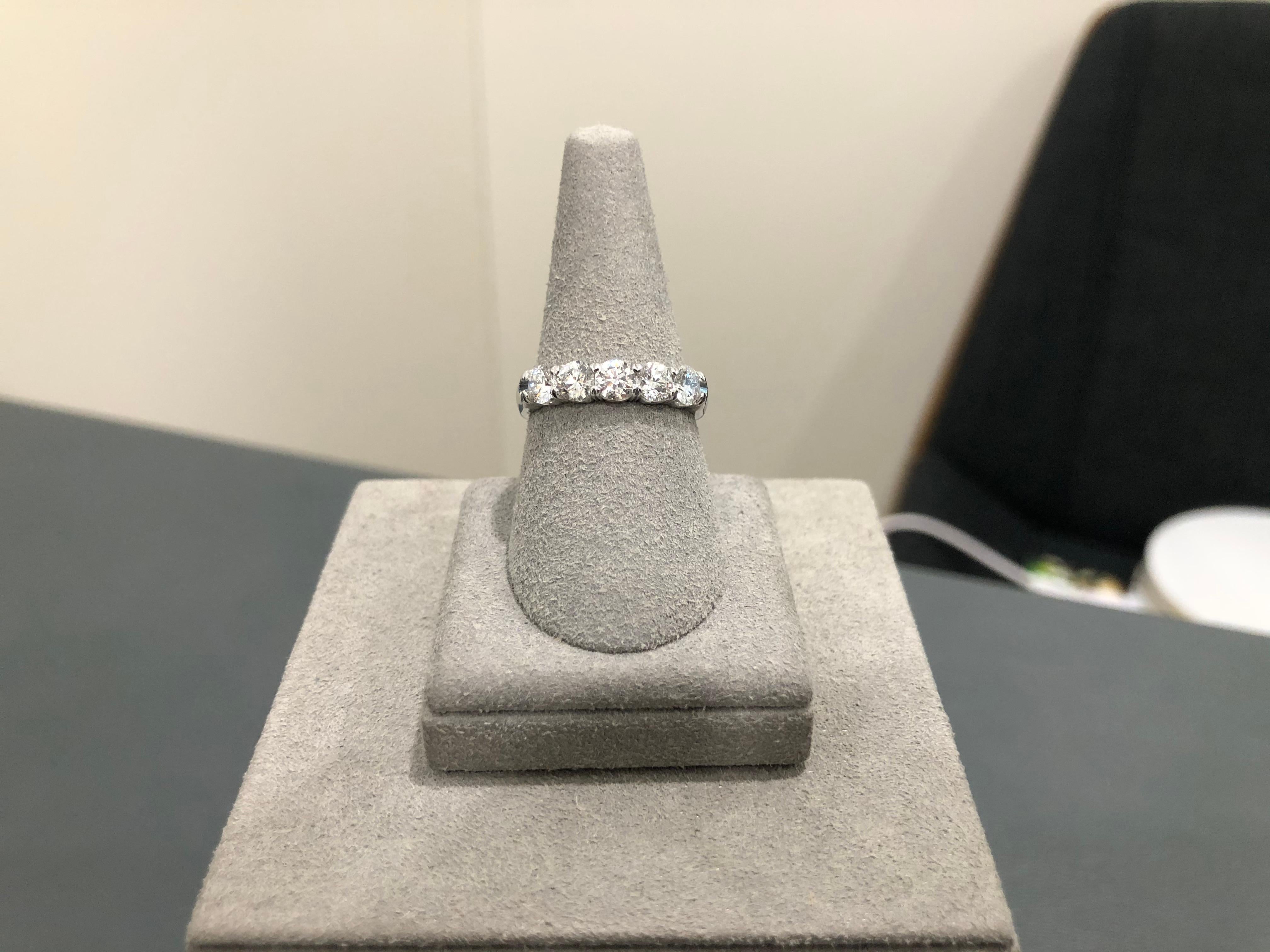 Contemporary Roman Malakov 1.18 Carat Total Round Cut Diamond Five-Stone Wedding Band Ring For Sale