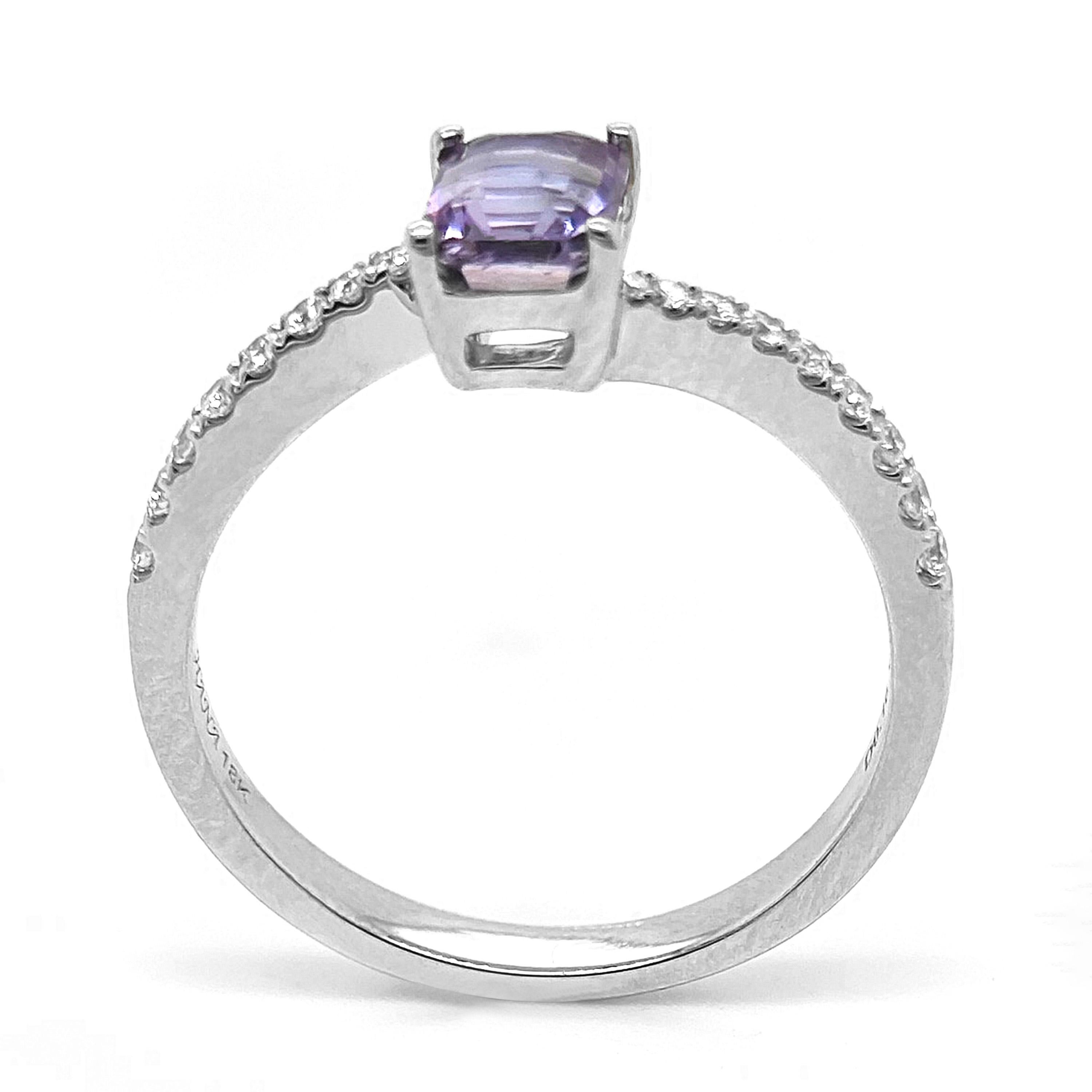 1 Saphir Pierre précieuse : 1,02 carats
6 diamants ronds : 0.03 Carats
12 diamants ronds : 0,13 carats
Métal : or blanc 18 carats, 2,60 grammes

