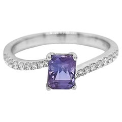 Anillo de oro blanco con zafiro y diamantes de 1,18 quilates