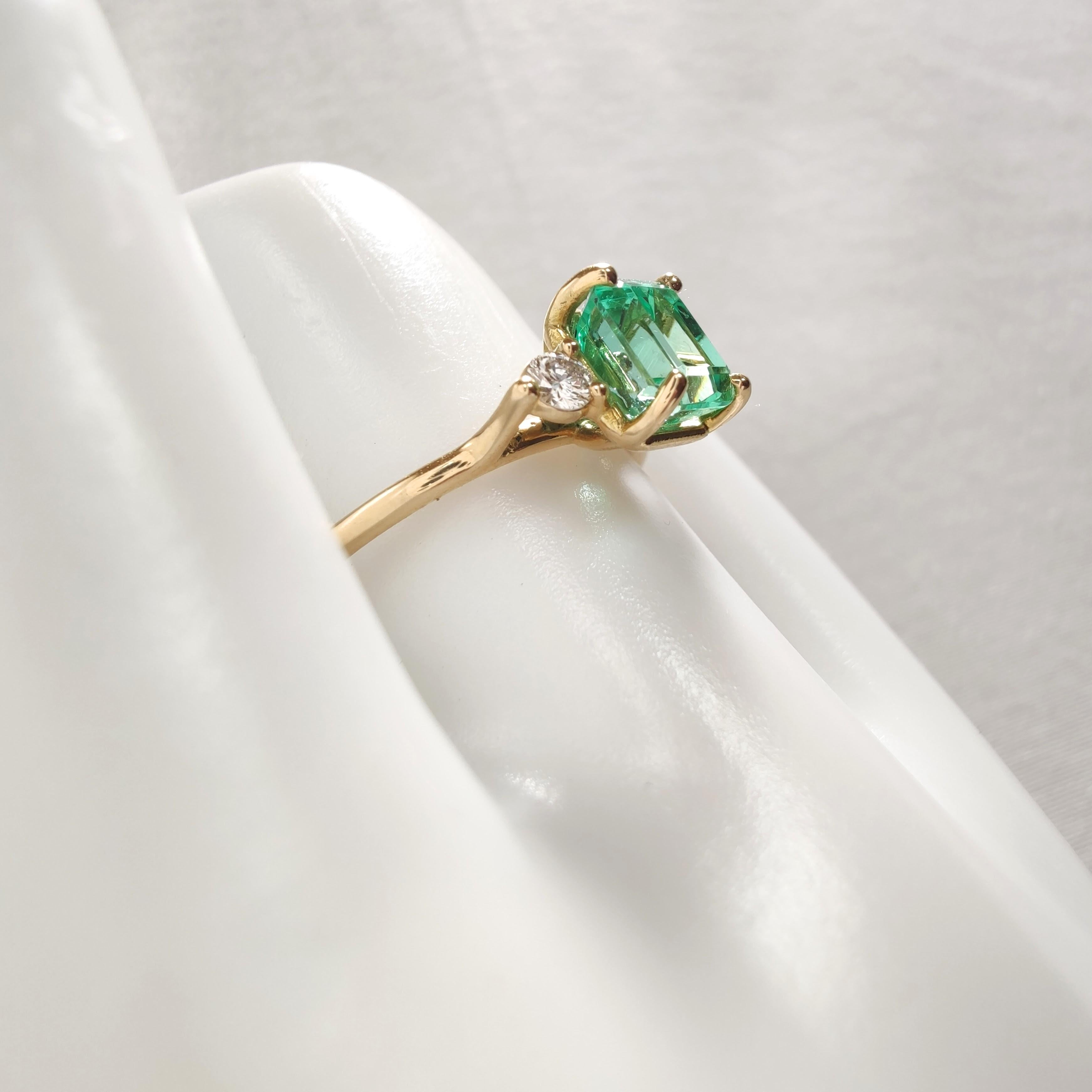 Contemporary 1.18 ct Natural Emerald Diamond Three-Stone Ring 18K Yellow Gold Gift for her For Sale