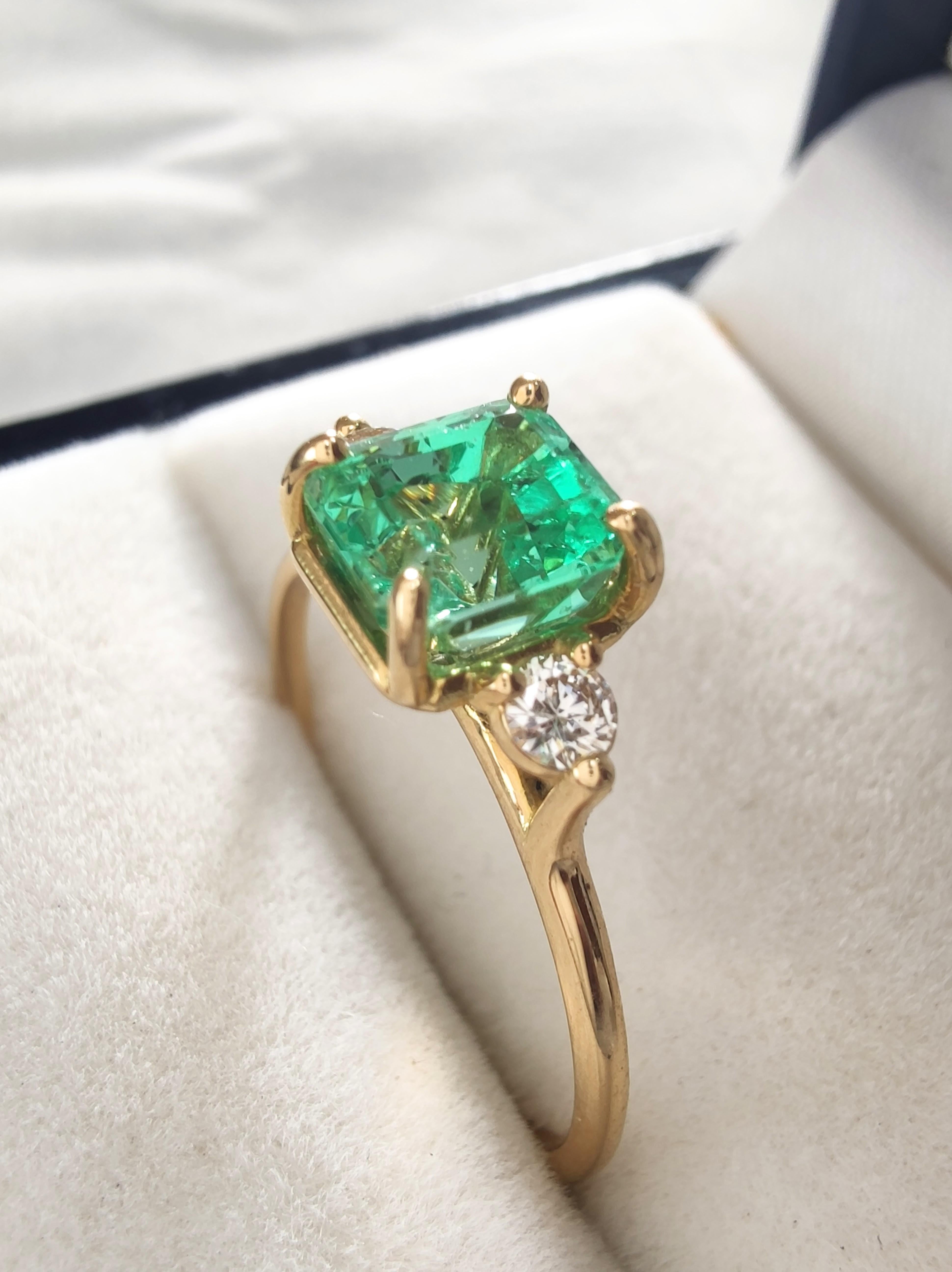 1.18 ct Natural Emerald Diamond Three-Stone Ring 18K Yellow Gold Gift for her For Sale 1