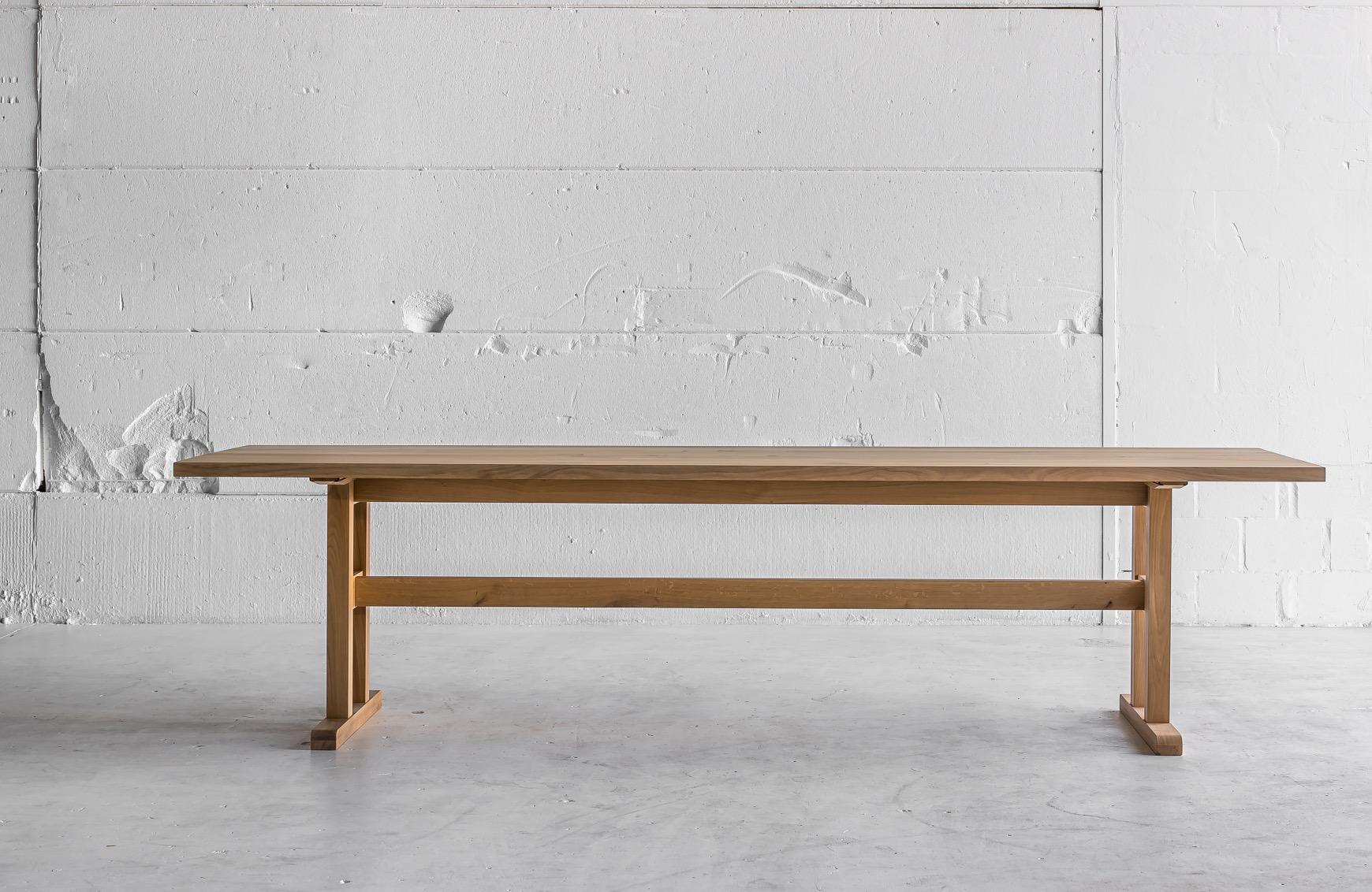 EN STOCK ET DISPONIBLE DÈS MAINTENANT.
Table de salle à manger belge en chêne massif présentant un design moderne, des formes épurées et un piètement sculptural. Cette table belge traditionnelle est fabriquée à la main en chêne français durable. Une