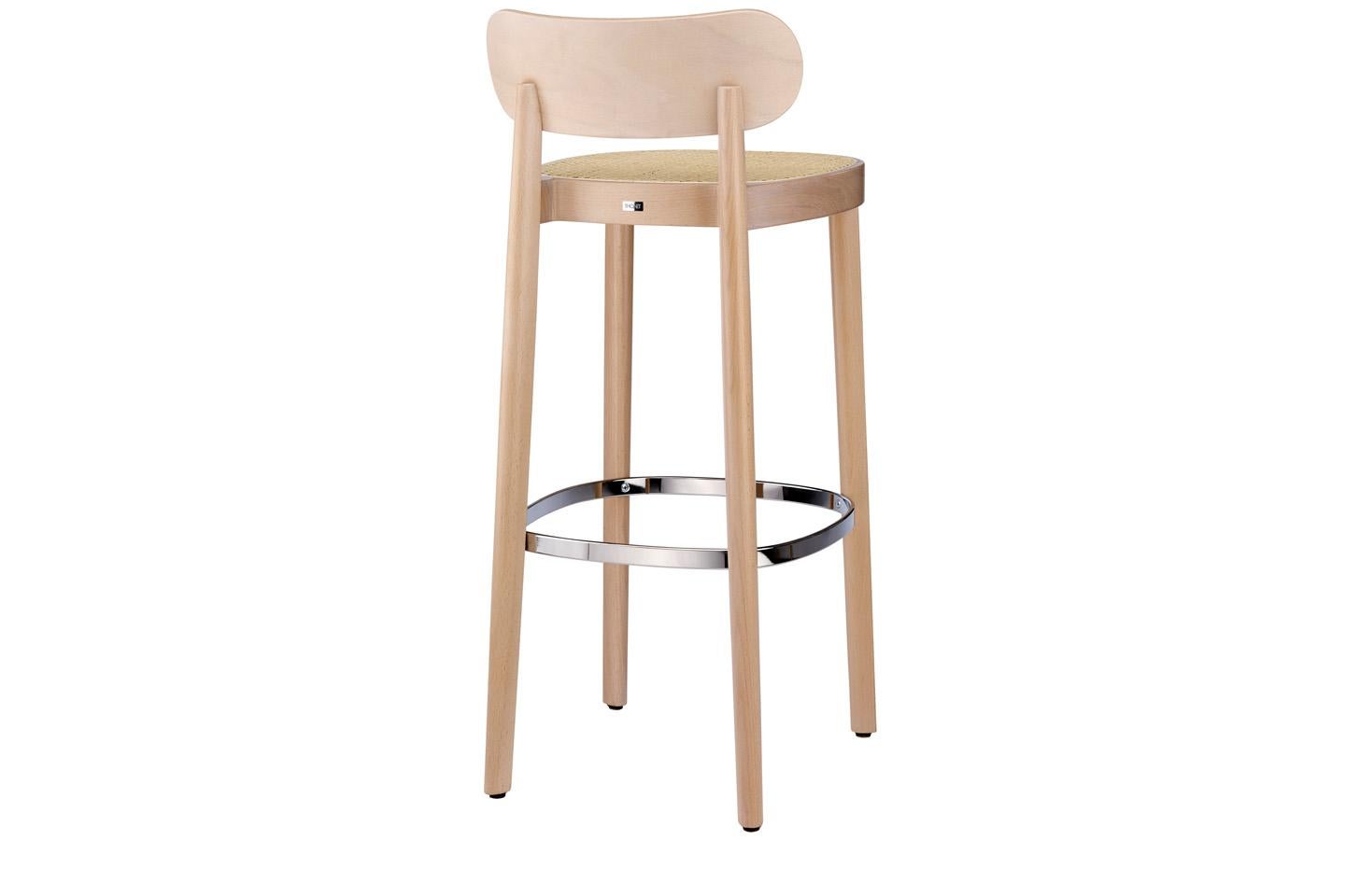 RANGE 118
Minimalistic and honest, at the same time elegant and filigree: chair 118 is a Classic wooden chair that adds subtle elegance to any dining table or restaurant. The principle of reducing a chair to the fewest elements possible was