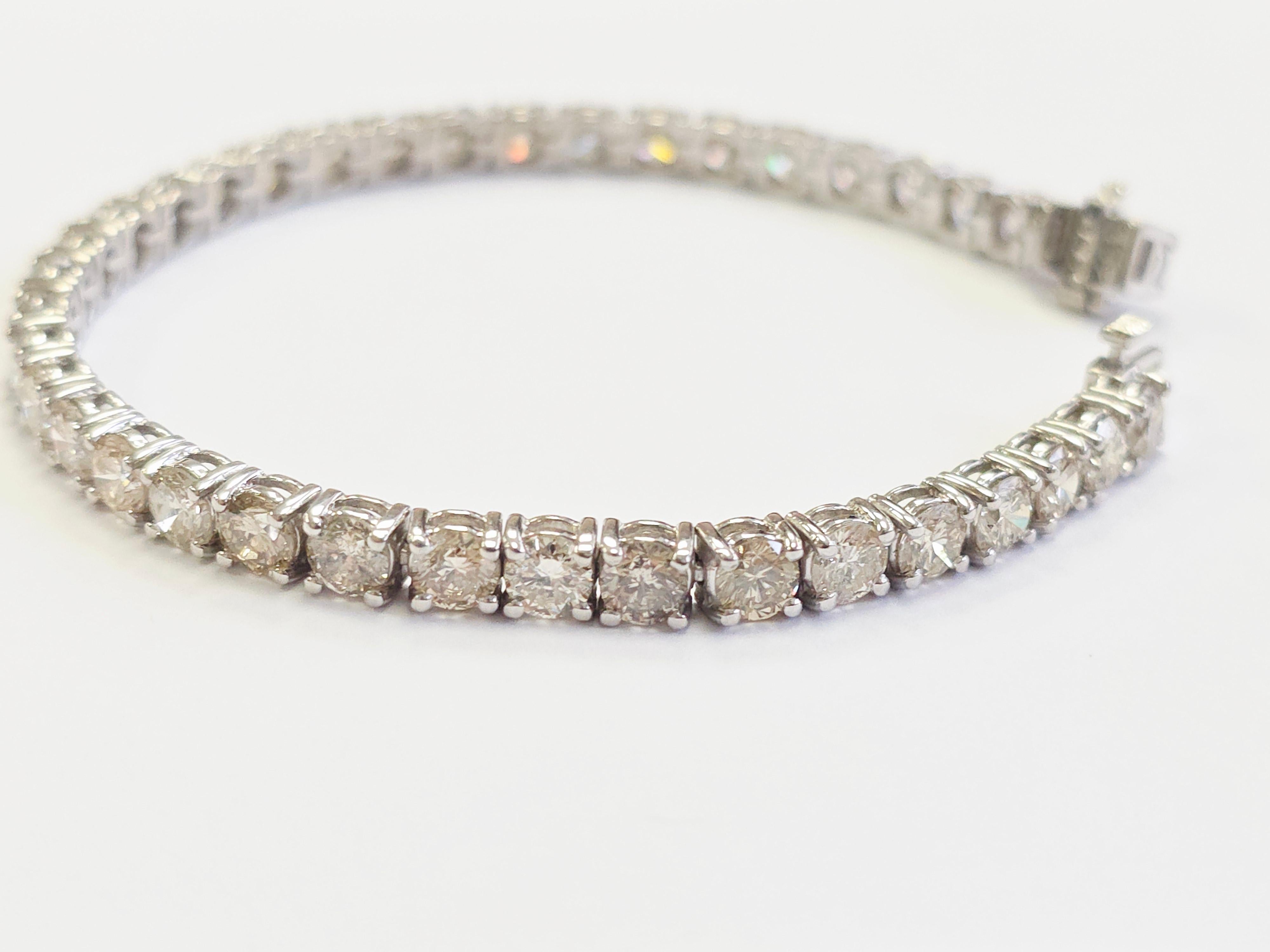 Esta exquisita pulsera de tenis lleva diamantes blancos redondos de talla brillante, conocidos por su brillo y destello excepcionales. Engarzados en un estilo clásico de cuatro puntas, los diamantes están cuidadosamente asegurados para maximizar el