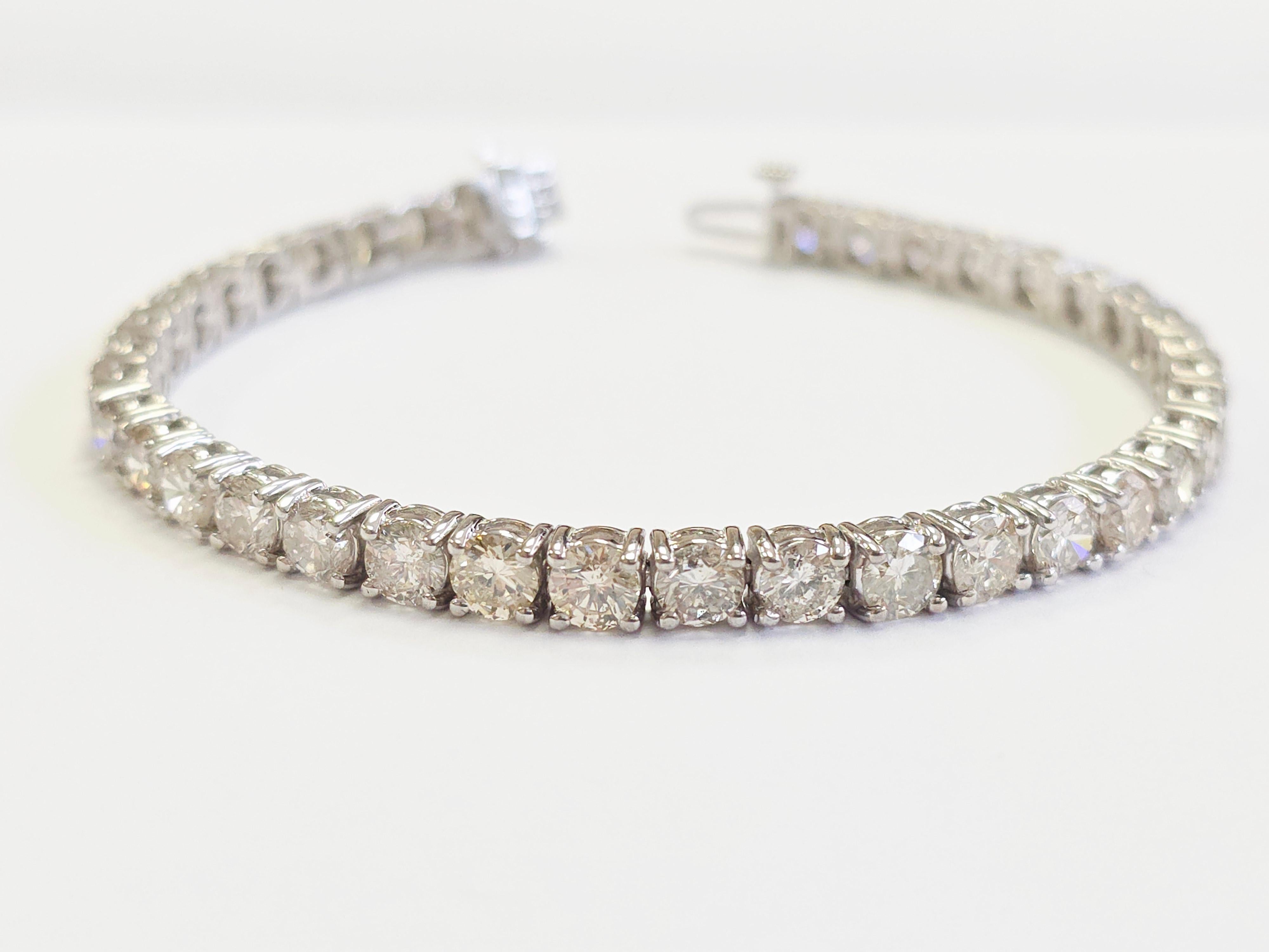 Pulsera de tenis de diamantes naturales de 11,80 quilates y oro blanco de 14 quilates Contemporáneo en venta