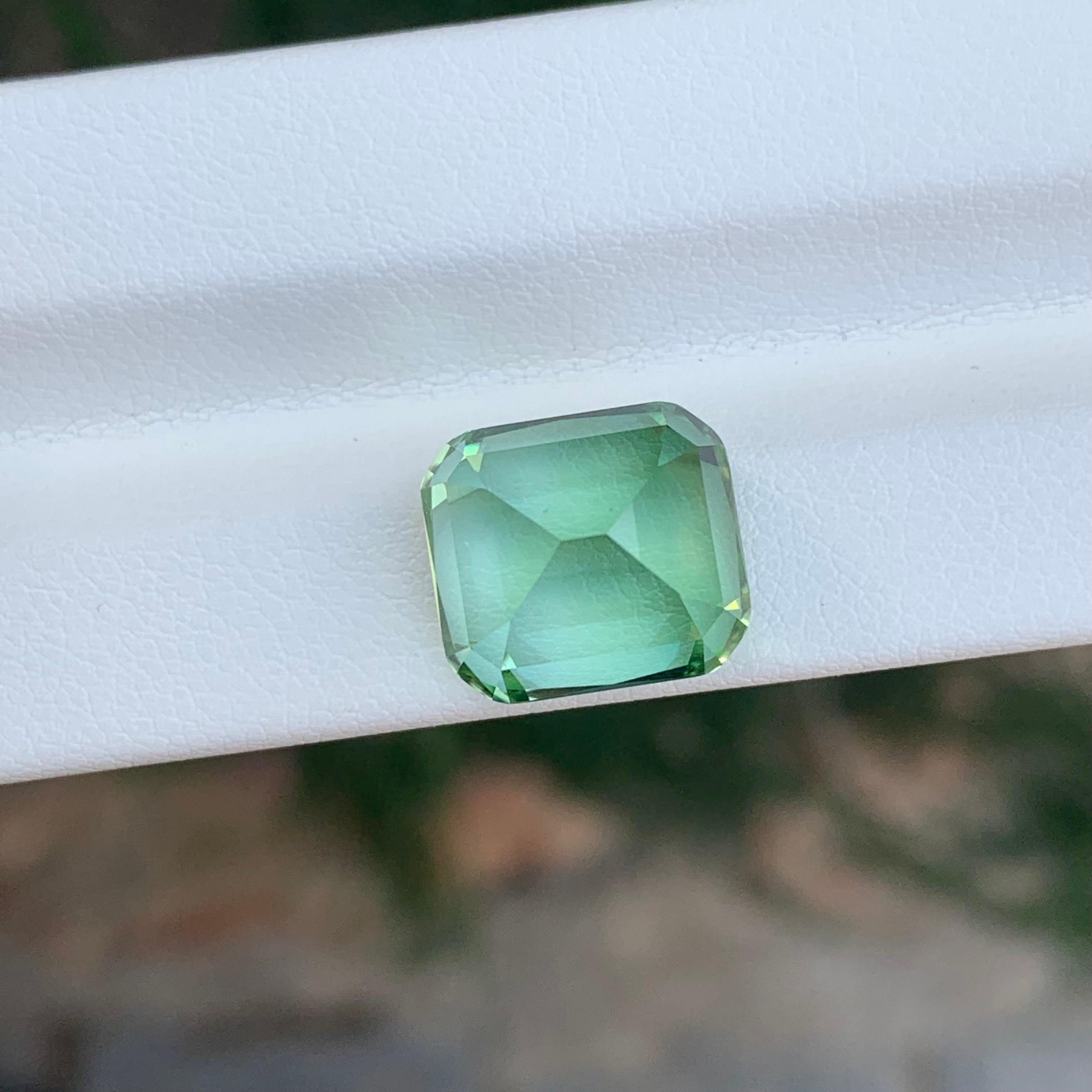 Gema natural suelta de turmalina verde menta en forma de cojín de 11.80 quilates en Nuevo estado para la venta en Peshawar, PK