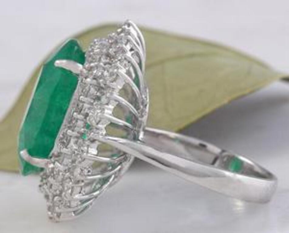 Emerald Cut 11.80 Carat Natural Emerald and Diamond 18 Karat Solid White Gold Ring For Sale