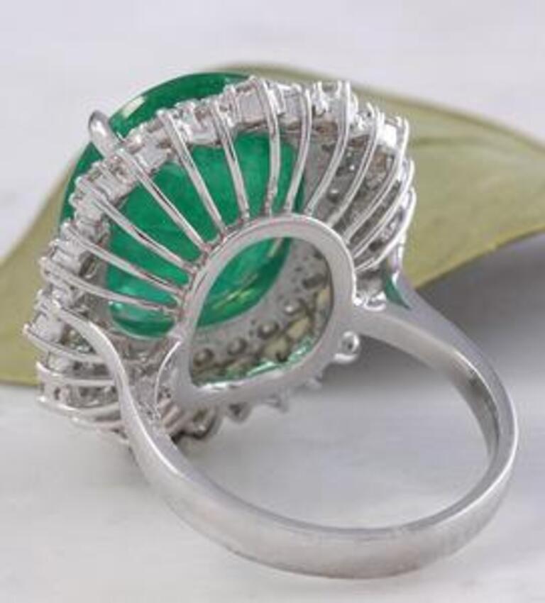 11.80 Carat Natural Emerald and Diamond 18 Karat Solid White Gold Ring In New Condition For Sale In Los Angeles, CA