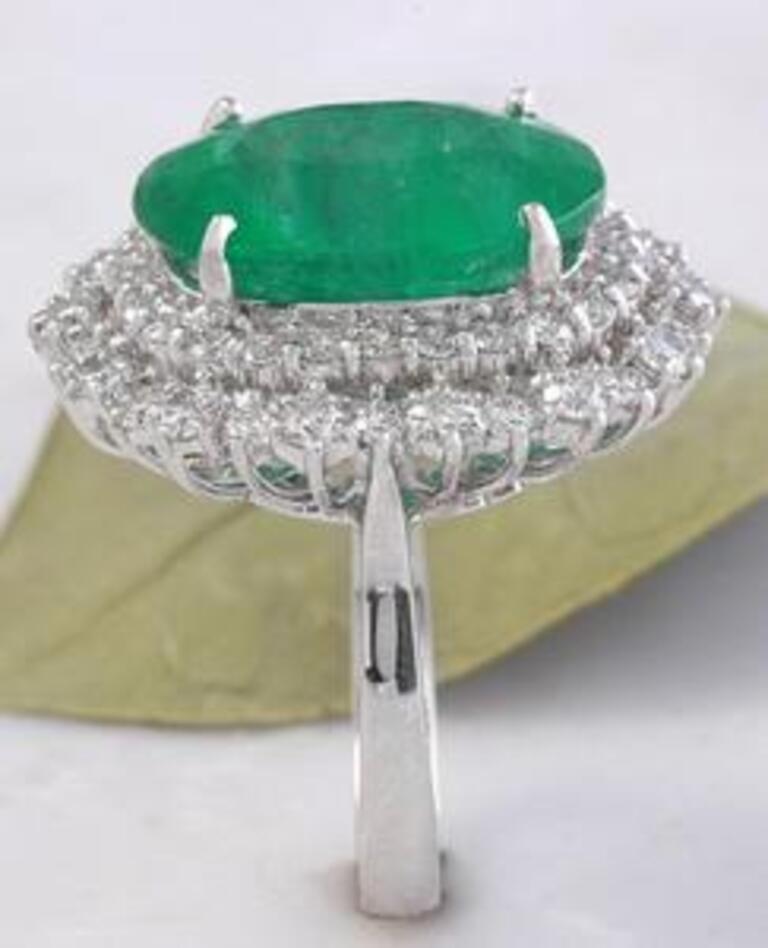 11.80 Carat Natural Emerald and Diamond 18 Karat Solid White Gold Ring For Sale 2