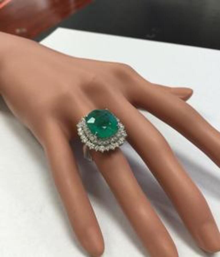 11.80 Carat Natural Emerald and Diamond 18 Karat Solid White Gold Ring For Sale 4