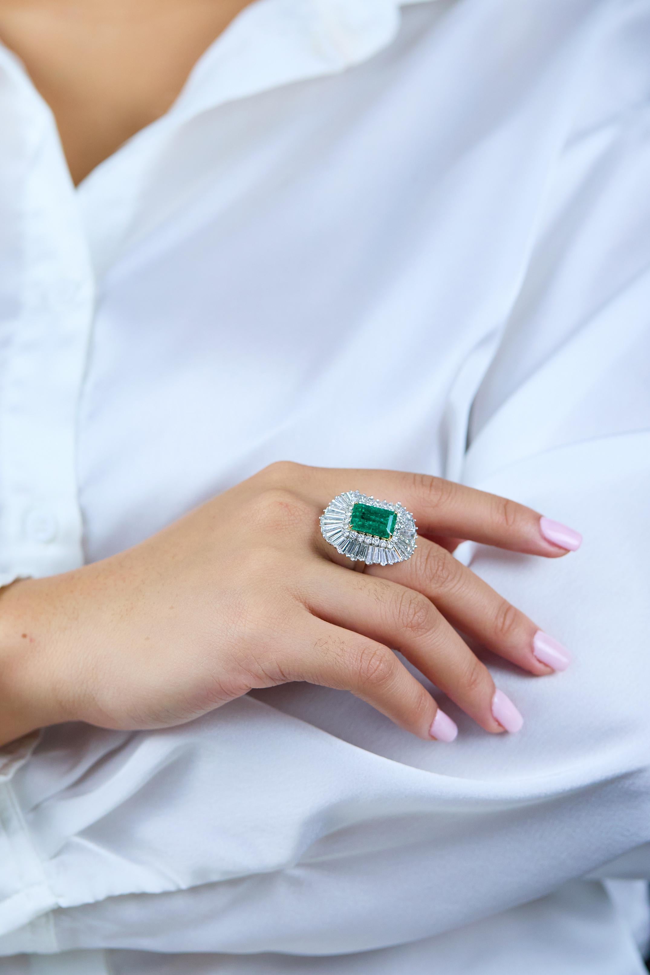 11,80 Karat insgesamt Smaragd & Diamant Cocktail-Ring aus Weißgold & Platin im Angebot 1