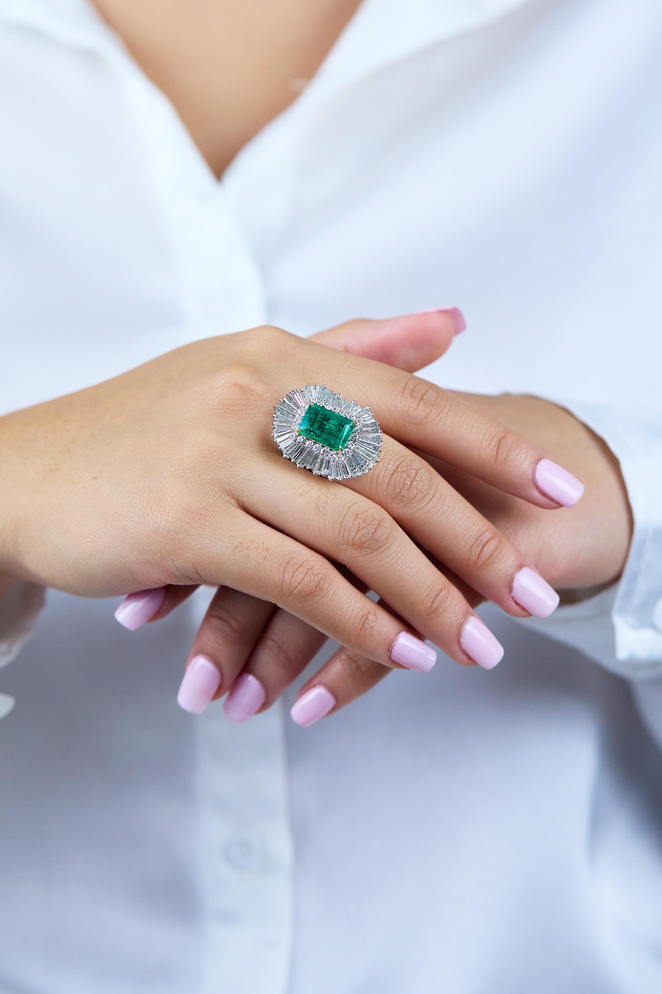 11,80 Karat insgesamt Smaragd & Diamant Cocktail-Ring aus Weißgold & Platin Damen im Angebot
