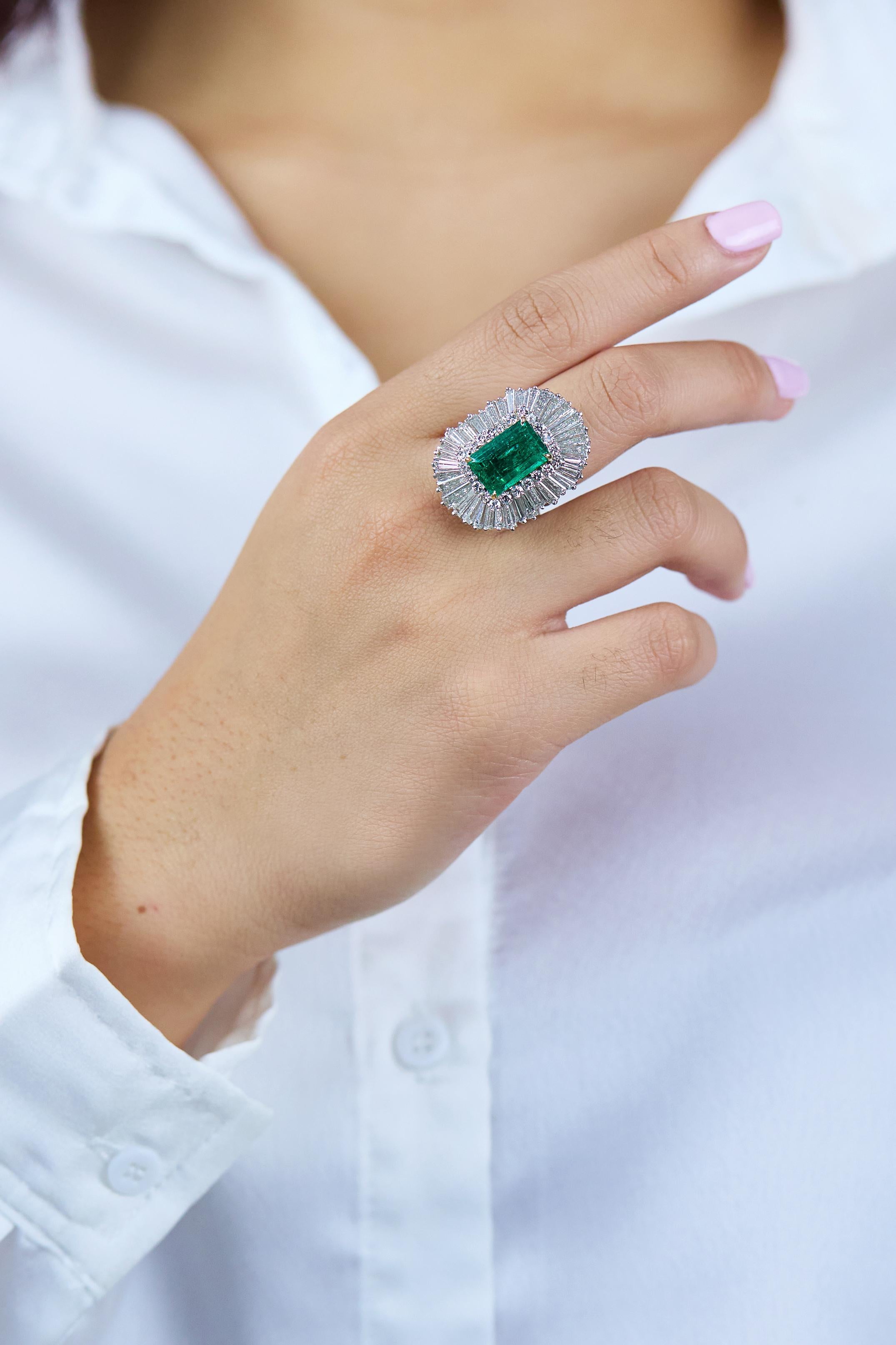 11,80 Karat insgesamt Smaragd & Diamant Cocktail-Ring aus Weißgold & Platin im Zustand „Hervorragend“ im Angebot in New York, NY