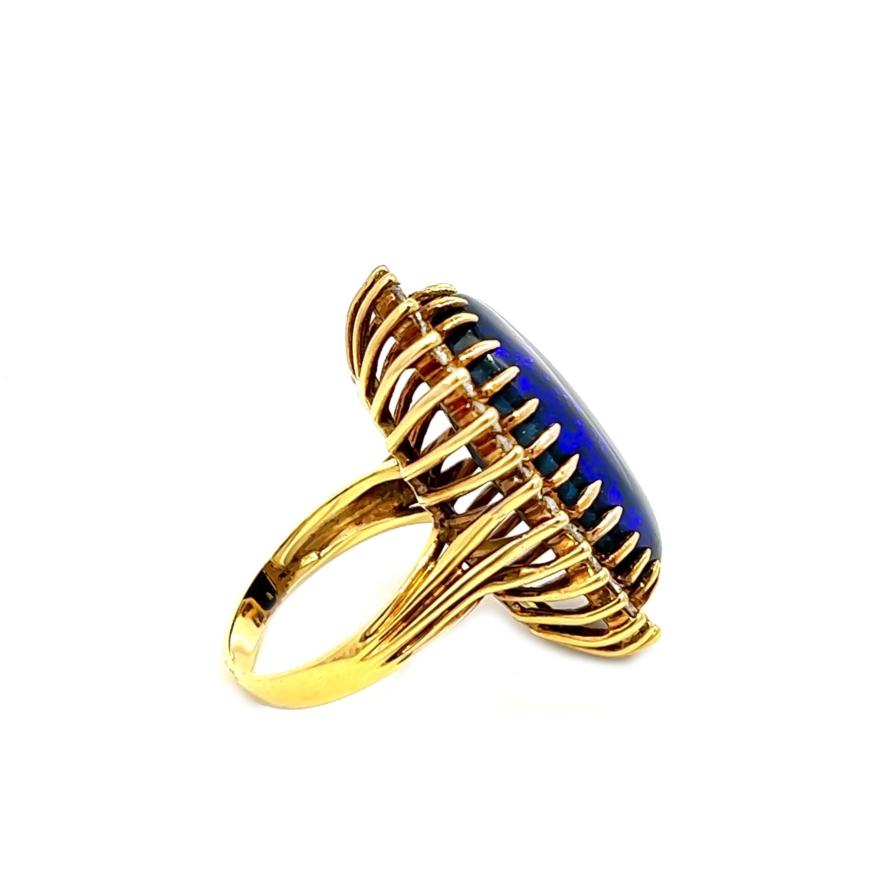 Ring mit 11,80 Karat schwarzem Opal und Diamanten, gefasst in 18 Karat Gelbgold (Ovalschliff) im Angebot