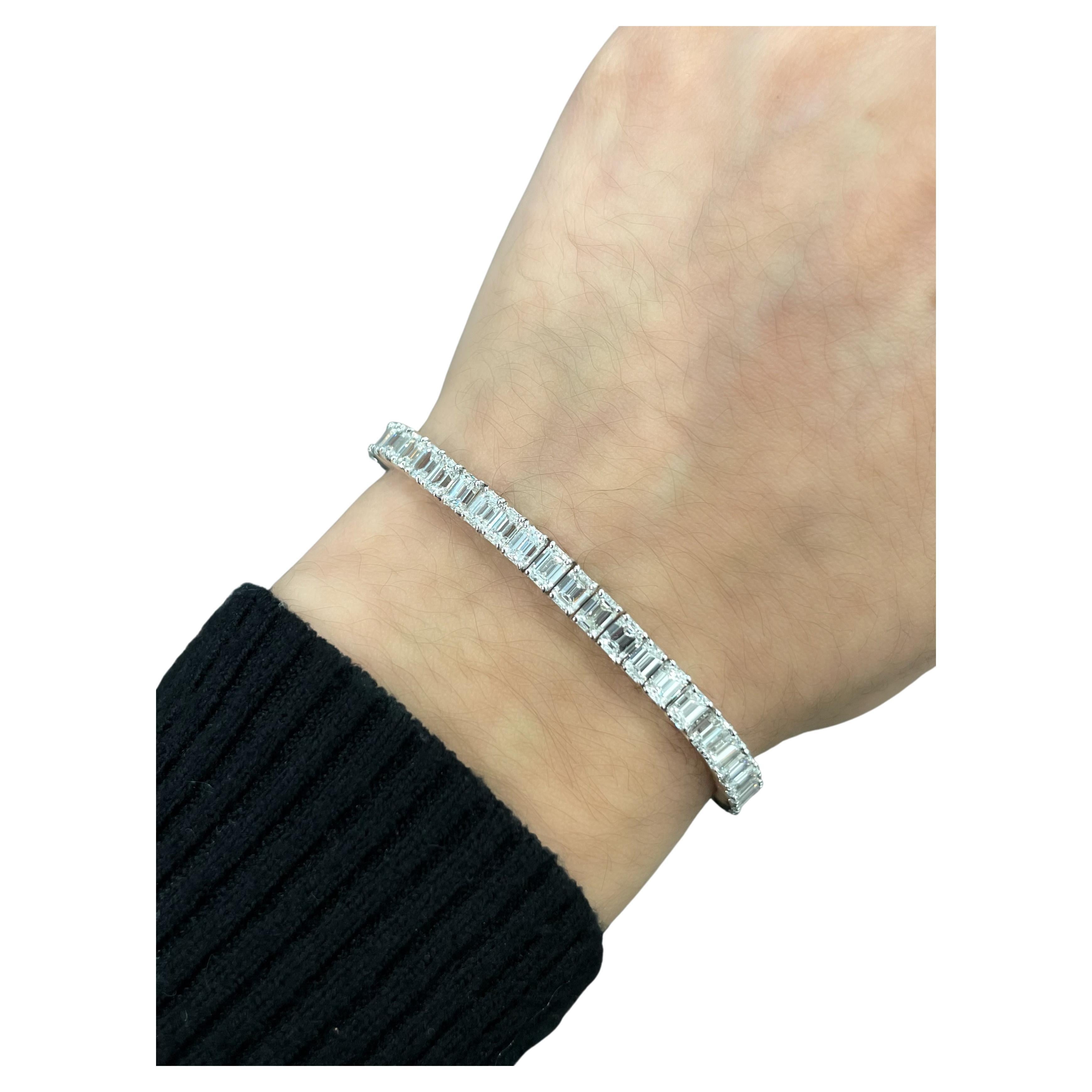 Tennisarmband mit 11,81 Karat Diamanten im Smaragdschliff