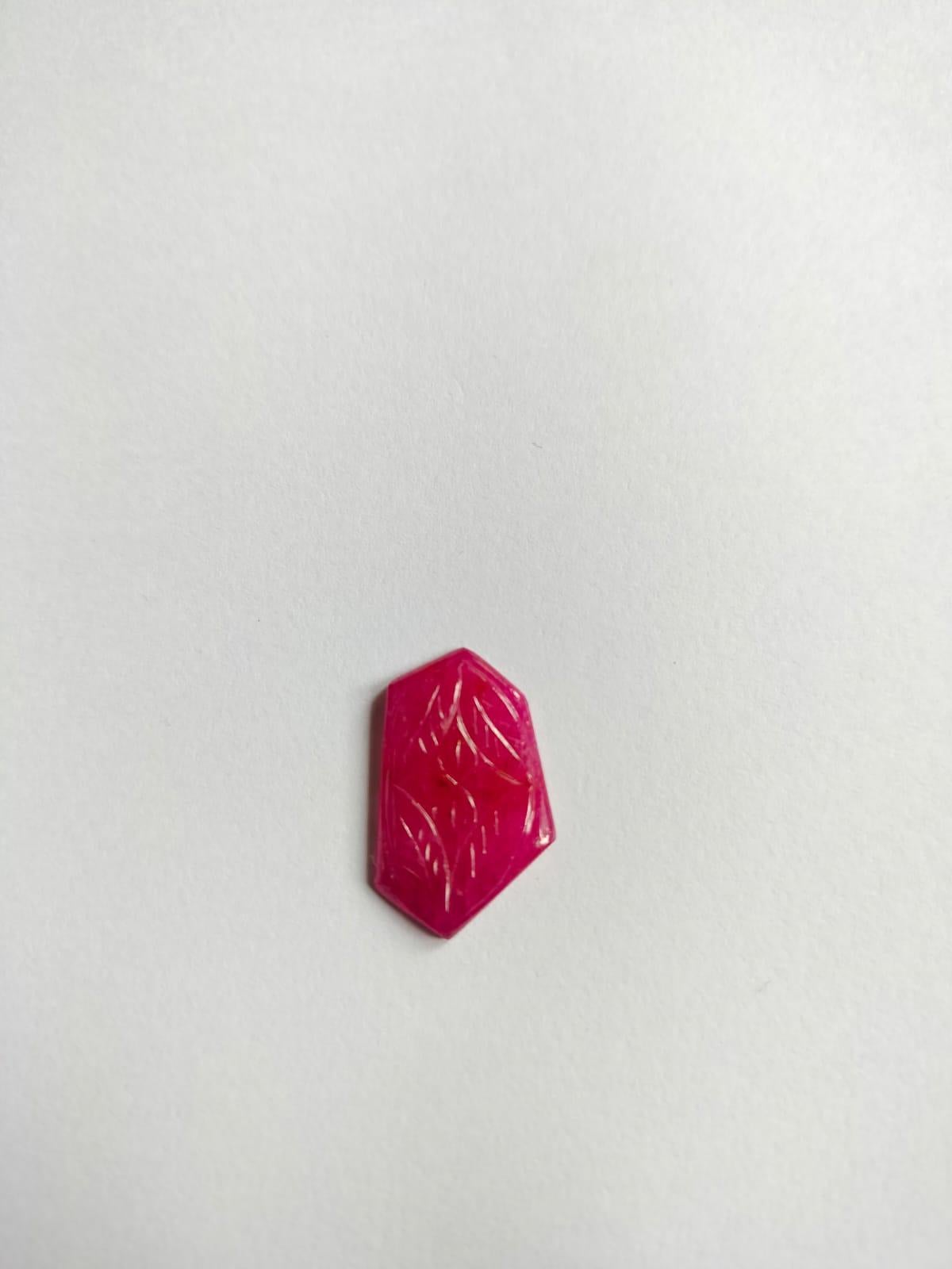 Art déco 11.82 Carat Nature Ruby Fancy Carving Loose Gemstone (pierre précieuse en vrac)  en vente
