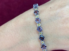 Bracelet de tennis composé de spinelles hexagonaux de 5mm et de diamants Vivid Diamonds.