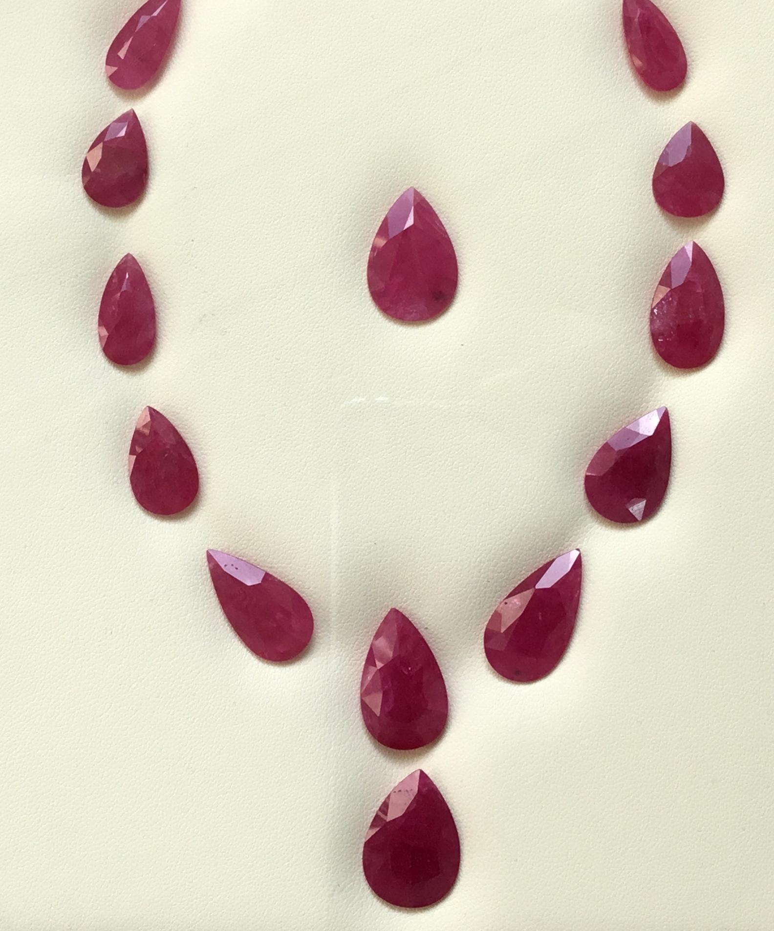 118.36 Carats Ruby Mozambique Pear Faceted Cut stone Layout Heated Natural Gem Unisexe en vente