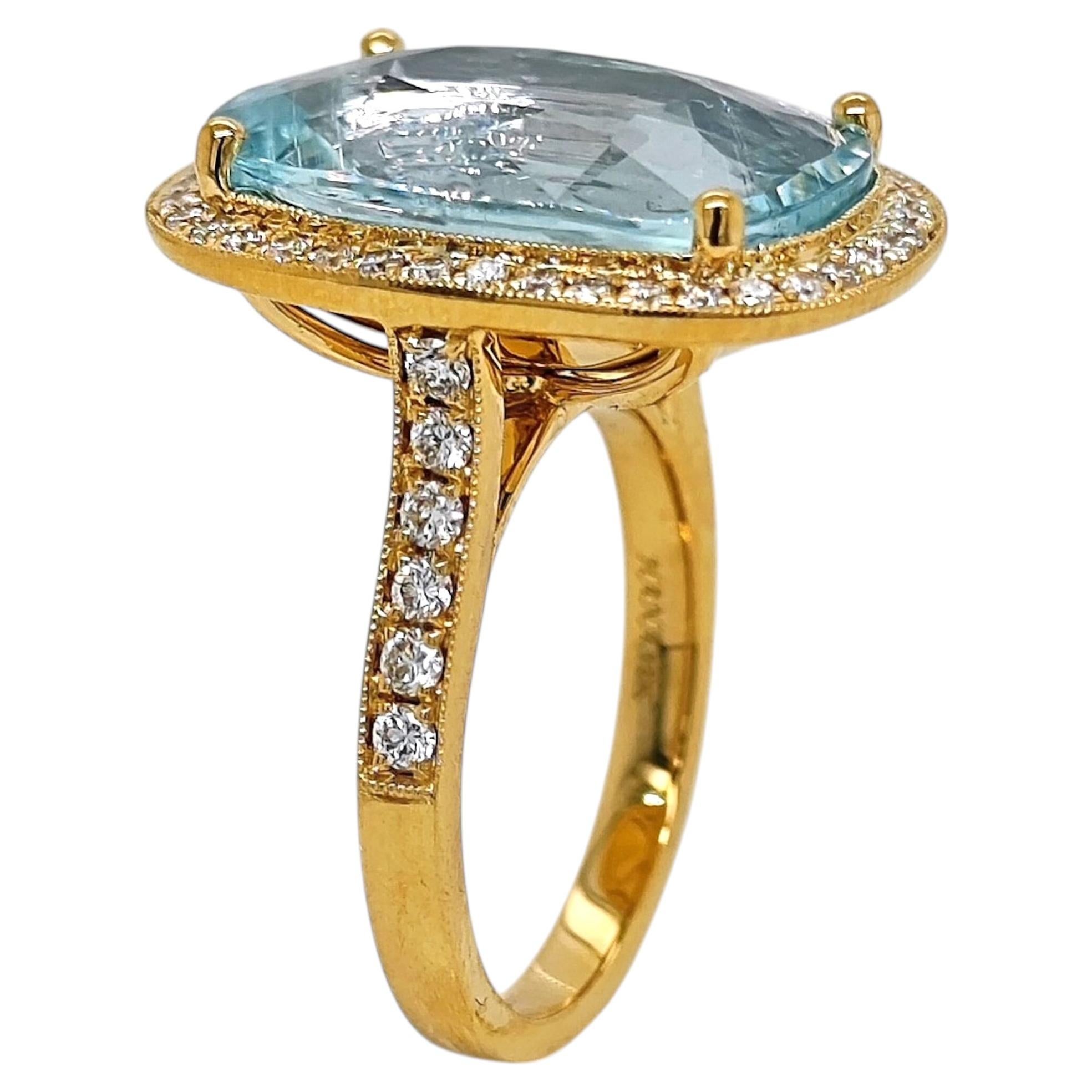 Anello in oro giallo con diamante rotondo e acquamarina da 11.85 carati