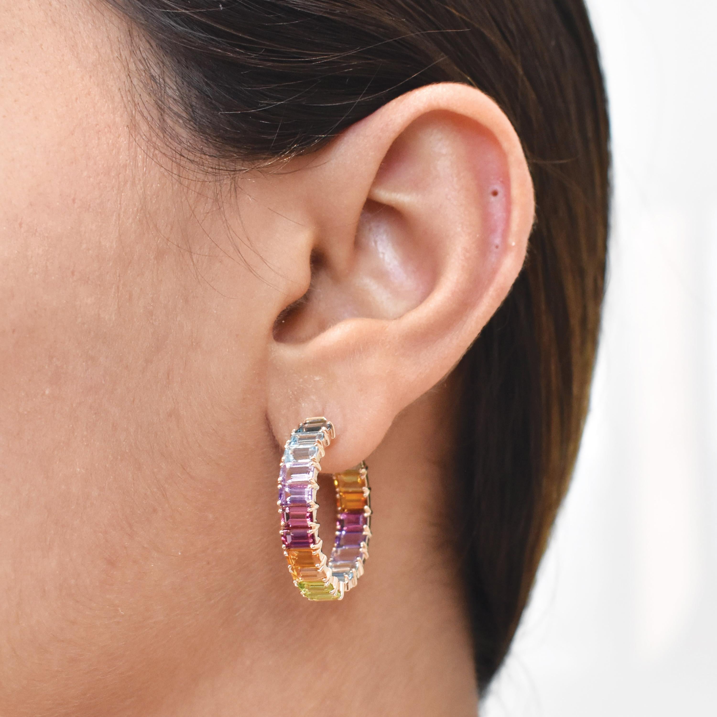 11.85 Karat Multicolor-Regenbogen-Edelsteine Oktagon-Ohrringe. 

Fügen Sie Ihrer Schmucksammlung einen Hauch von lebendiger Eleganz hinzu mit diesen atemberaubenden 11.85 Karat Multicolor Rainbow Gemstone Octagon Hoop Earrings. Diese aus glänzendem