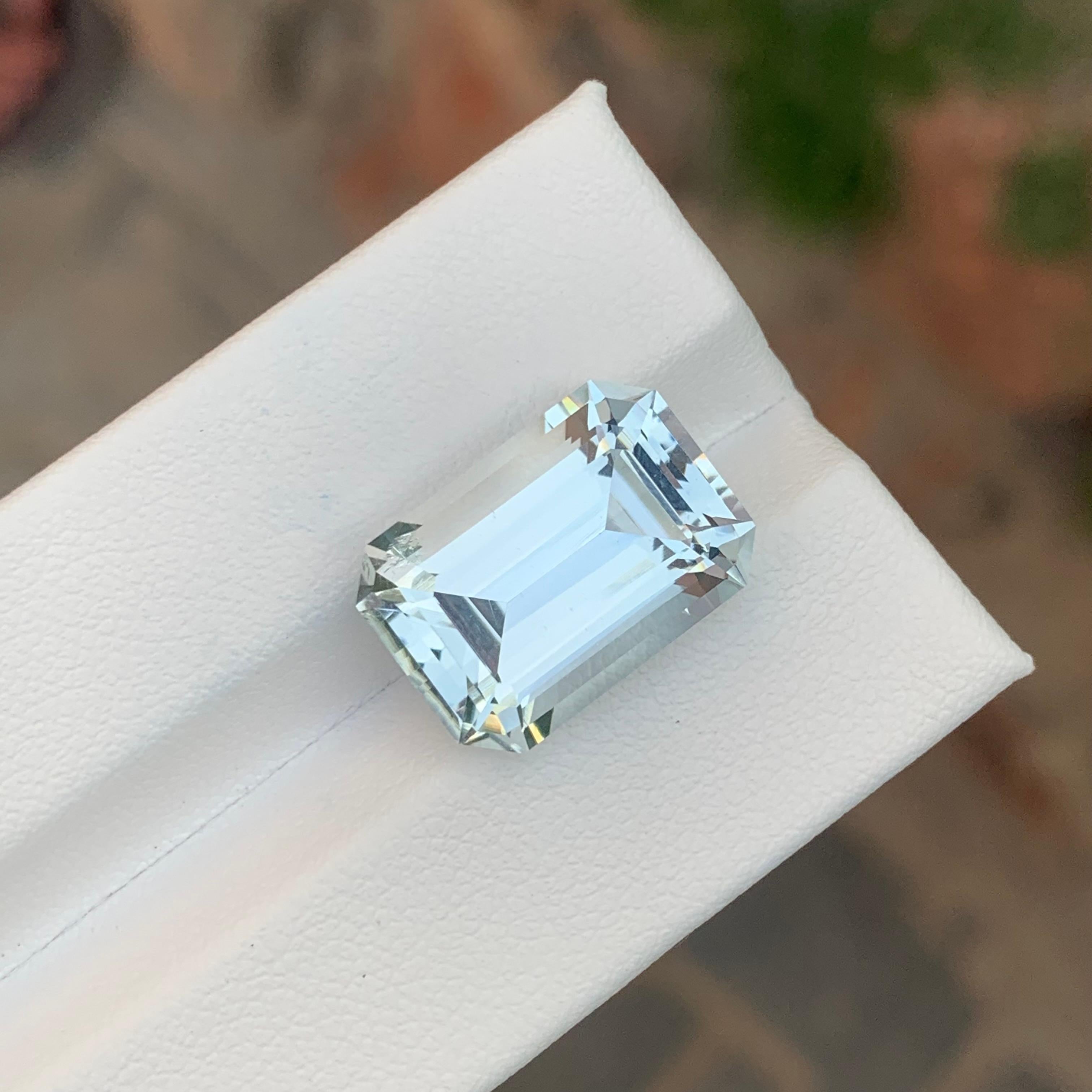 Arts and Crafts 11.85 Carat Natural Loose Aquamarine Gemstone Emerald Shape Gemstone en vente