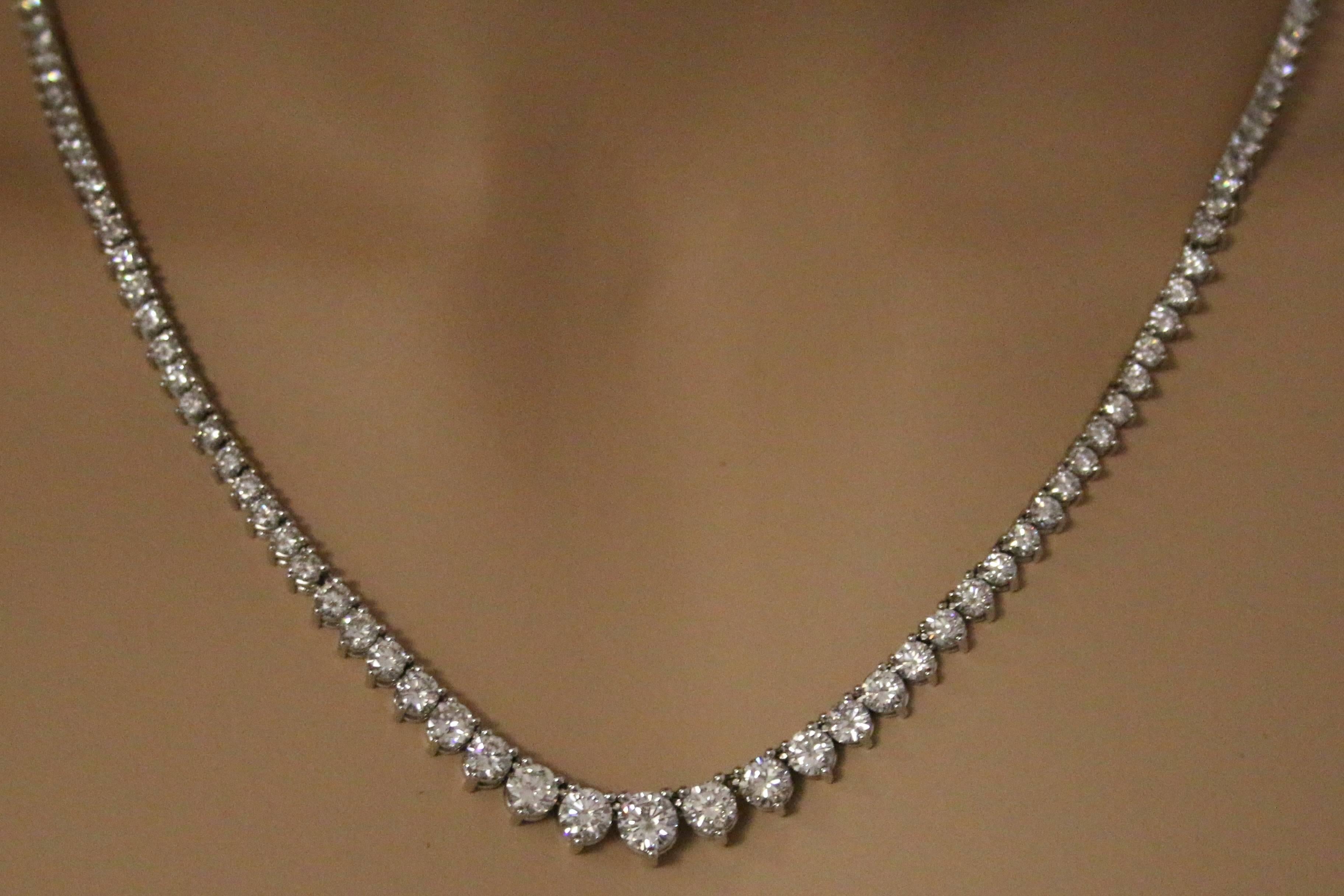 Round Cut 11.86 Carat E/F/G VS/SI Diamond Gold Riviere Necklace For Sale