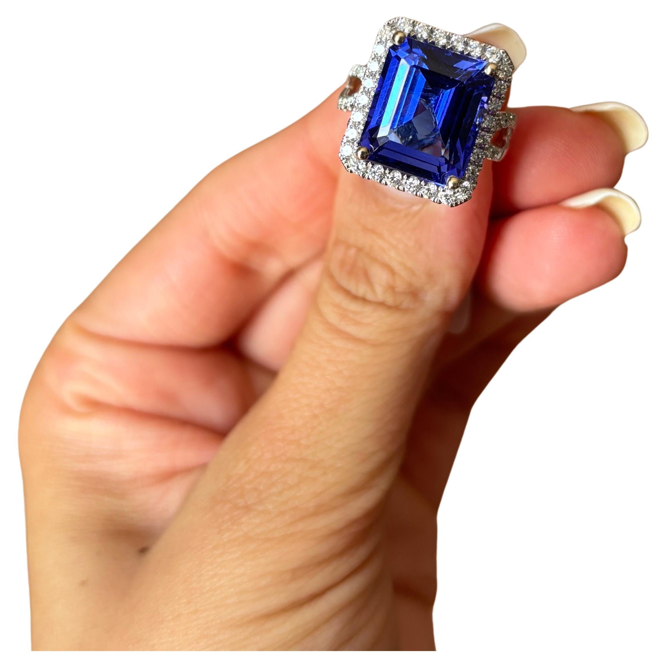 Ein atemberaubender Cocktailring mit 11,86 Karat Tansanit im Smaragdschliff und 0,83 Karat weißen Diamanten, alle in massivem 18-karätigem Weißgold gefasst. Der Tansanit hat einen schönen blauen Farbton, ohne Einschlüsse völlig transparent, und