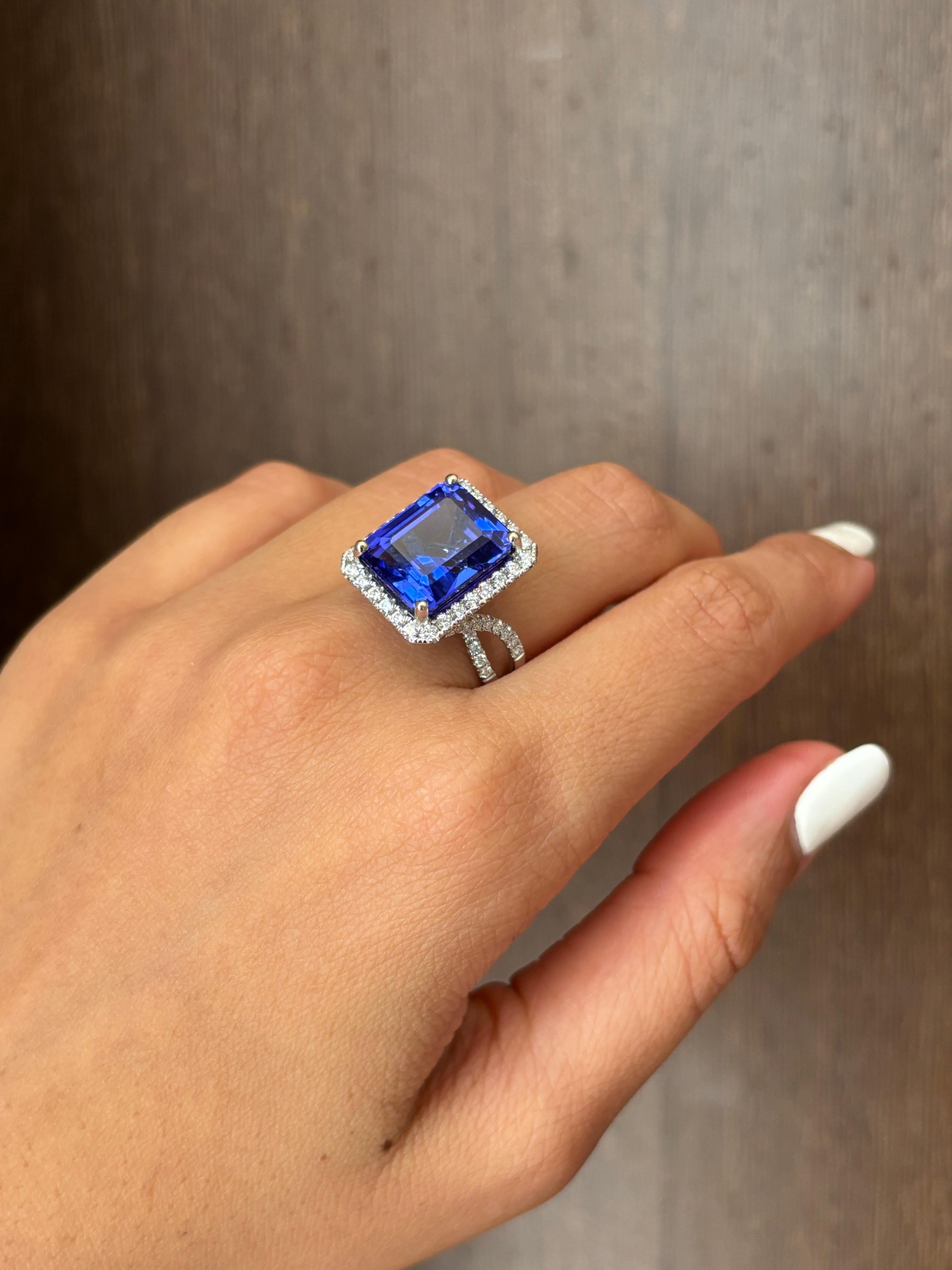 11.86 Karat Tansanit und Diamant Cocktail-Ring im Zustand „Neu“ im Angebot in Bangkok, Thailand
