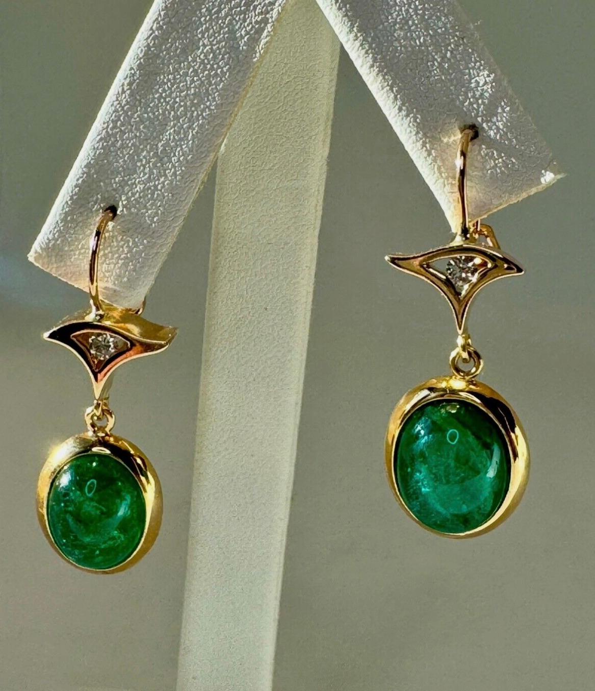 Pendientes Colgantes Cabujón Esmeralda Colombiana 11,86 Quilates Oro Amarillo 18K Moderno en venta