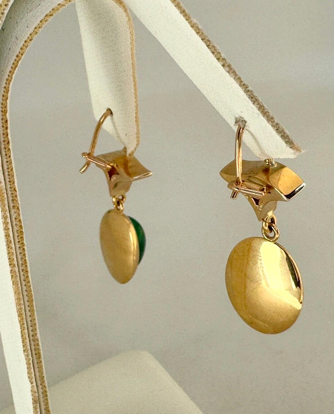 Pendientes Colgantes con Cabujón de Esmeralda Fina Colombiana 
Pendientes colgantes día y noche 
Estos preciosos pendientes están fabricados en oro amarillo macizo de 18 y 14 quilates
Cabujón de Esmeralda Colombiana Natural Verde Medio Vivo
Aprox.