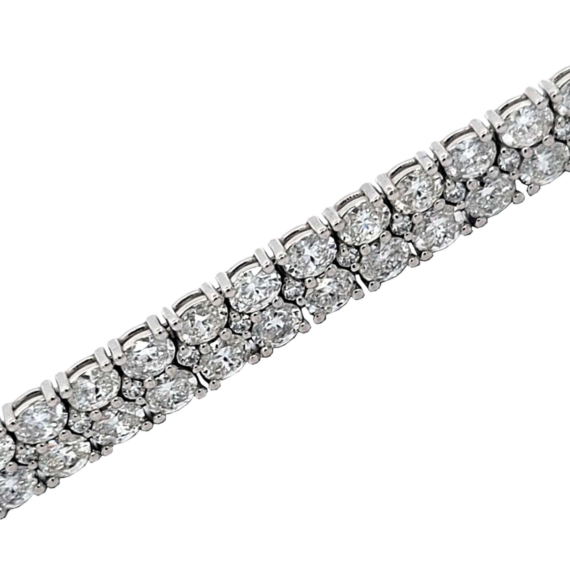 Dieses elegante Diamant-Tennisarmband besteht aus 41 Gliedern mit doppelreihigen ovalen/runden Brillanten, die in Platin gefasst sind. Er ist 7 Zoll lang und etwa 7 mm breit.  Dieses Armband ist von höchster handwerklicher Qualität, was es extrem