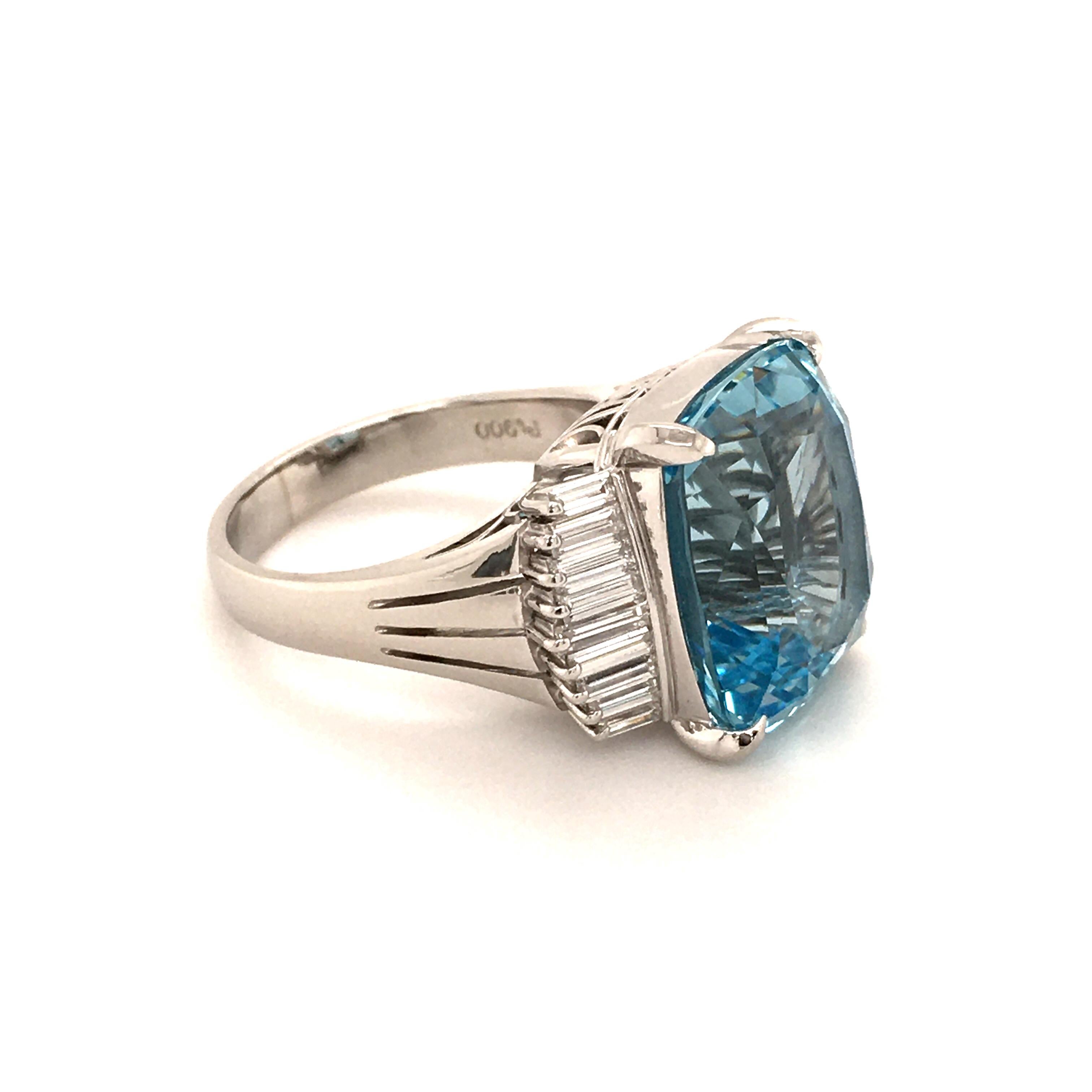 11.89 Carat Aquamarine Ring with Diamonds in Platinum In Good Condition In Lucerne, CH