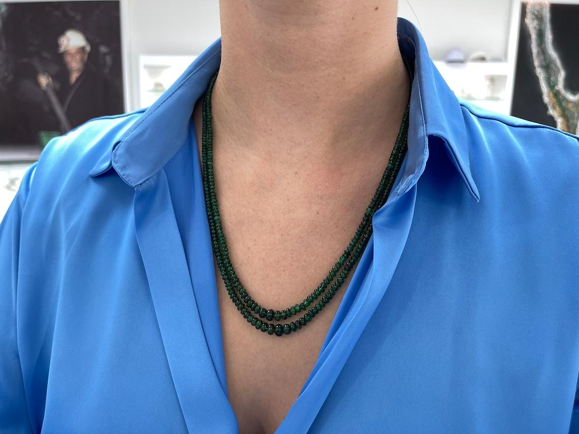 Eine wunderschöne mehrreihige Smaragdperlenkette. Diese schlichte und stilvolle Halskette besteht aus zwei Strängen mit geschliffenen Rondellen aus Smaragdperlen. Diese Halskette ist 22 Zoll lang. Die Drapierung dieser Halskette ermöglicht es, die