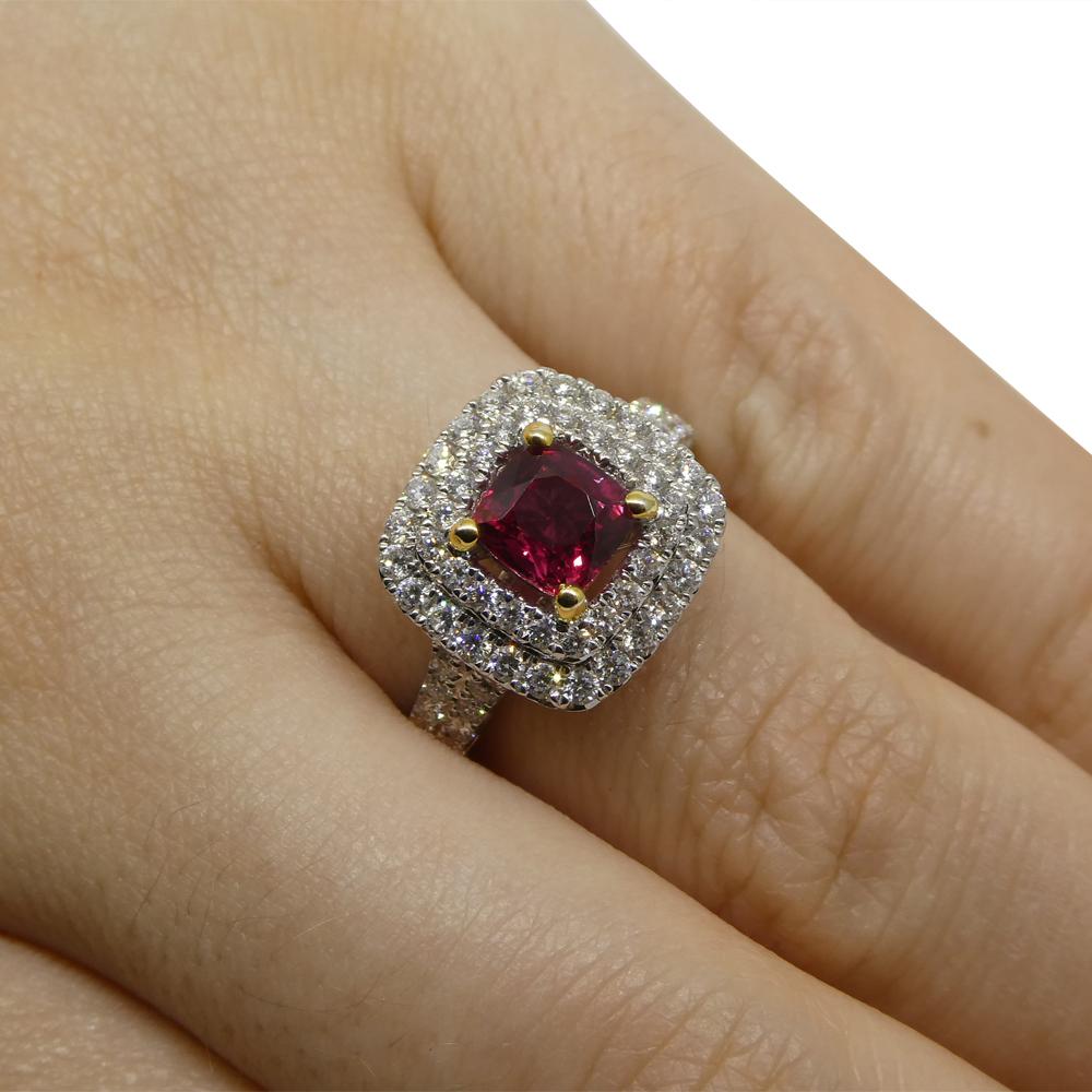 
Erleben Sie die fesselnde Anziehungskraft unseres Rings mit Rubinen und Diamanten im Kissenschliff, eine atemberaubende Verkörperung von Raffinesse und Anmut. In seinem Herzen zieht ein Rubin im Kissenschliff mit einem Gewicht von 1,18 Karat die