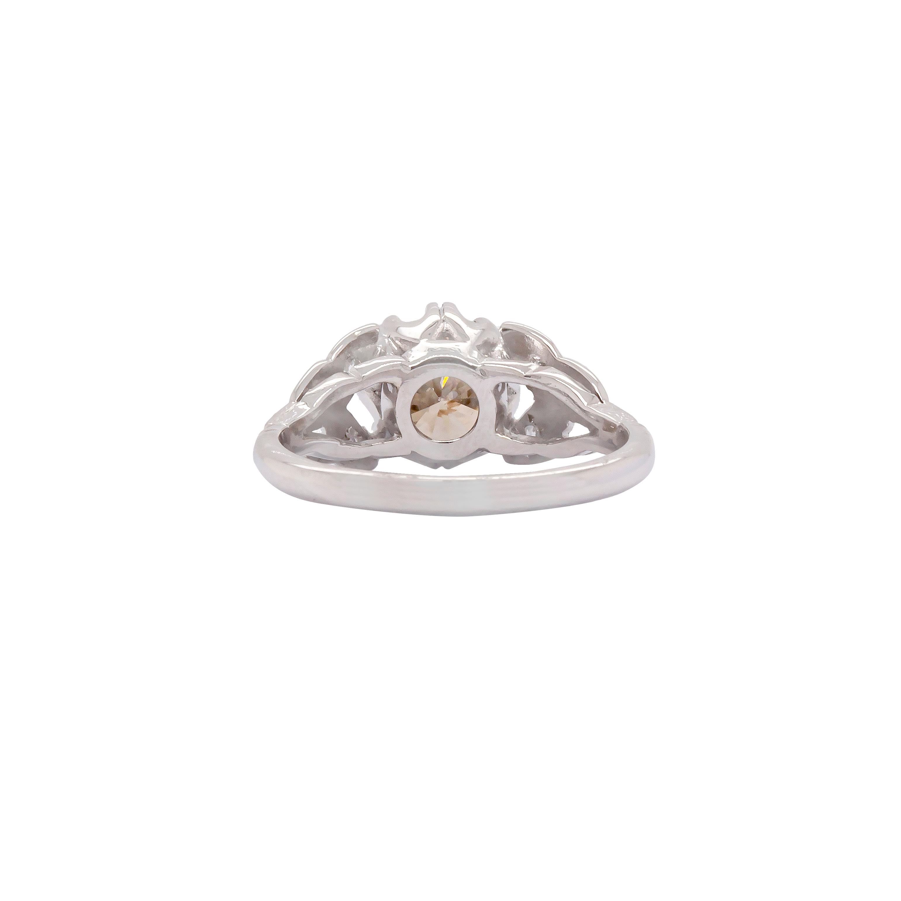 Este anillo vintage de los años 50 es el anillo de compromiso ideal para las mujeres a las que les encantaría llevar un trozo de historia como prueba de su compromiso y amor.

Un impresionante diamante talla antigua marrón fantasía de 1,18 ct es el