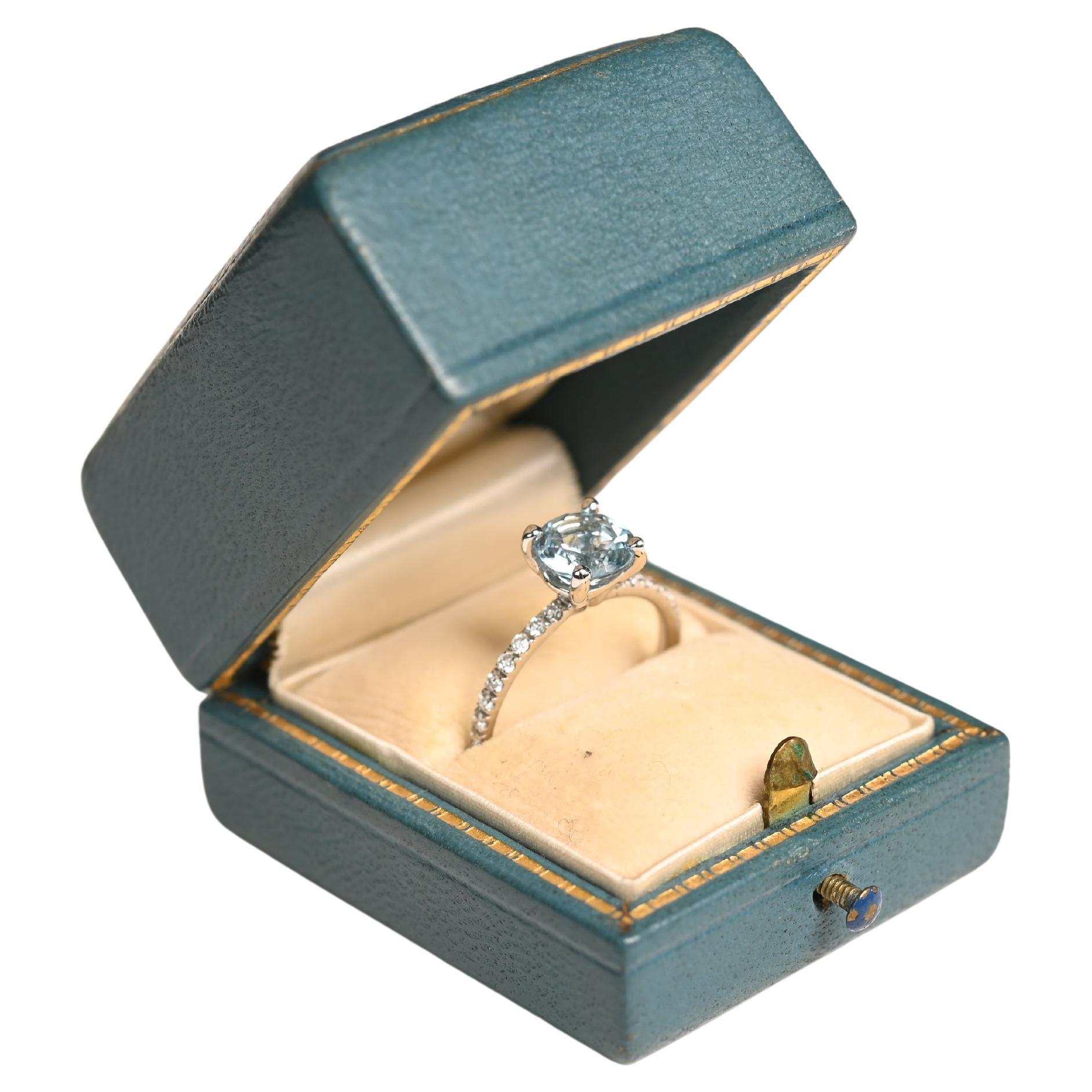 Verlobungsring aus 18 Karat Weißgold mit Aquamarin im Rundschliff ( ca. 1,10 Karat)
