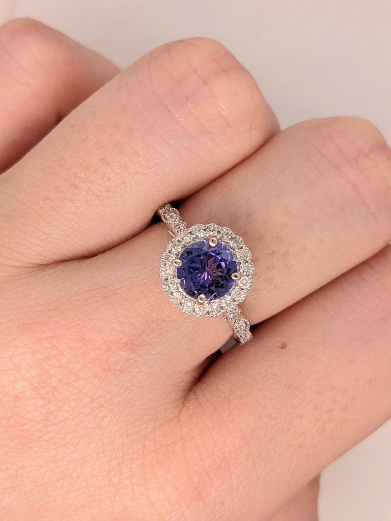 1.18ct Tanzanite w Diamond Accents & Milgrain Detail in 14K White Gold Round 7mm In New Condition For Sale In Columbus, OH