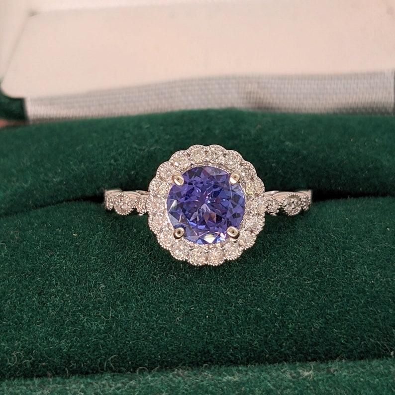 1.18ct Tanzanite w Diamond Accents & Milgrain Detail in 14K White Gold Round 7mm For Sale 1