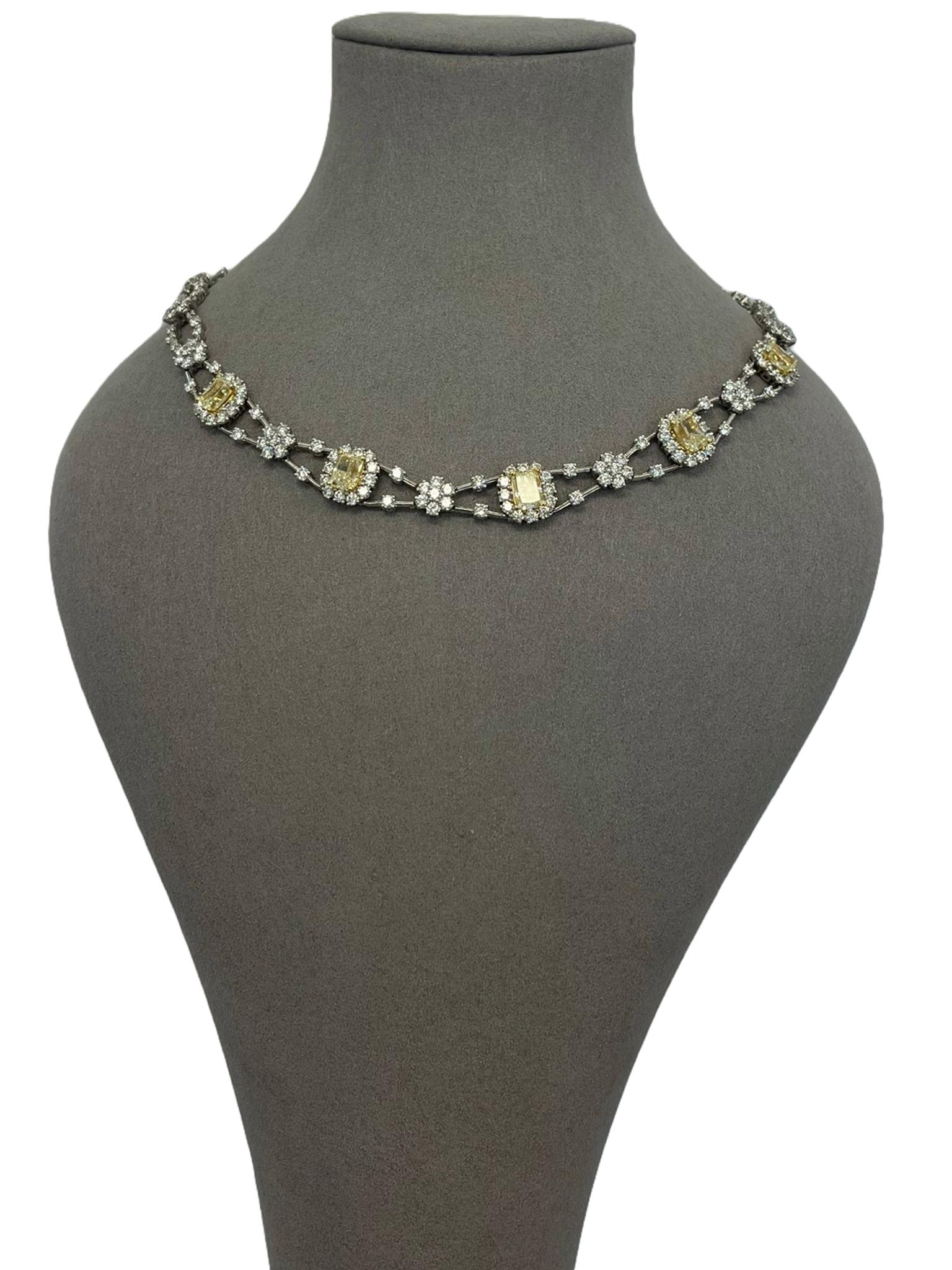 Ce collier de taille rayonnante naturelle avec diamants fantaisie comporte 11,8ctw de diamants rayonnants jaunes. Magnifique collier en diamants. un bijou indispensable. en or blanc 14 carats. Le collier est également incrusté de diamants blancs