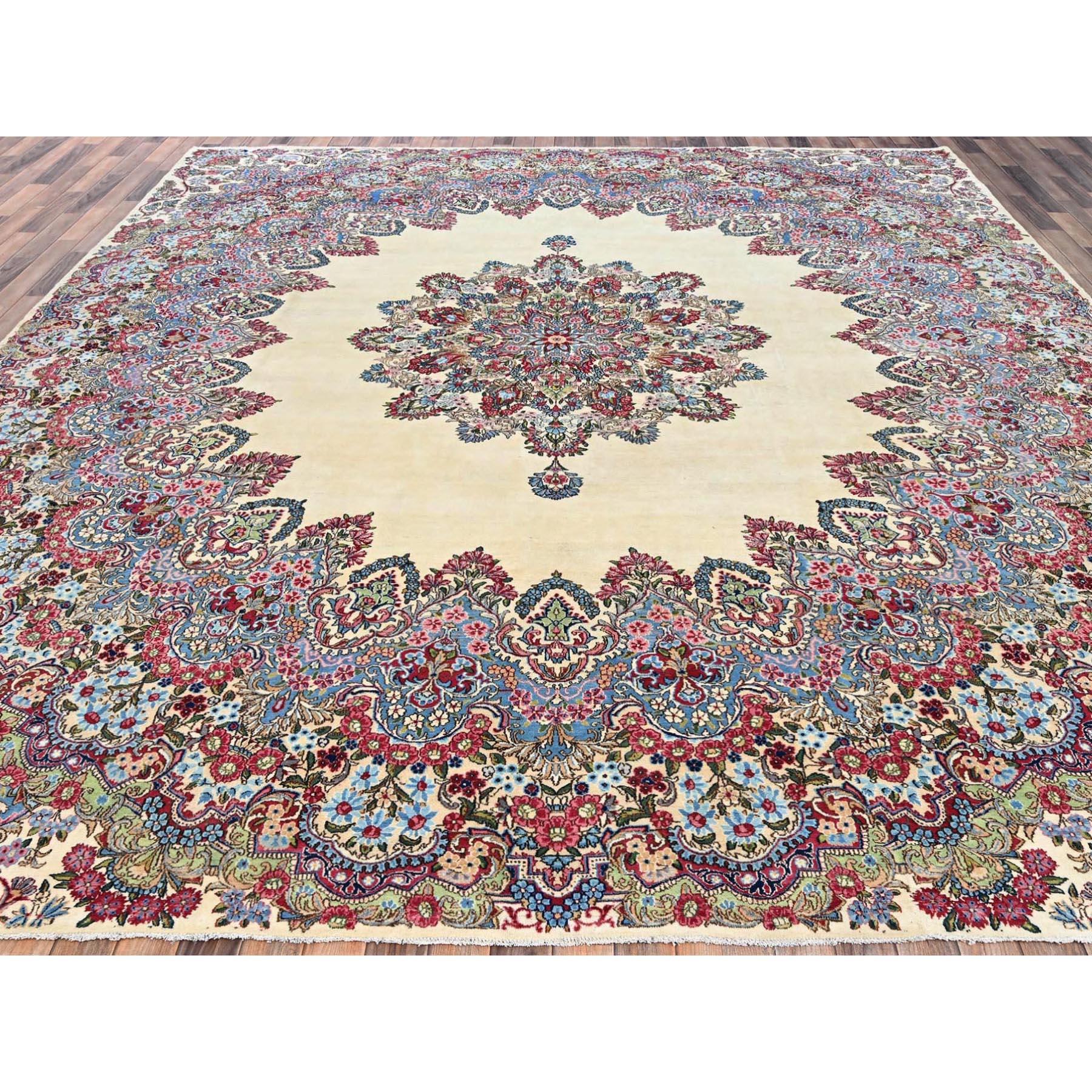 Cremeweiß, Vintage Persisch Kerman, Guter Zustand, Sauber und weich, Gleichmäßige Abnutzung, Quadratisch, 100% Wolle, Handgeknüpft, Orientteppich
Primäre MATERIALIEN: Wolle
Latex: Kein Flor 
Höhe: 0,25 Zoll
Stil: Traditionell
Grundfarbe: