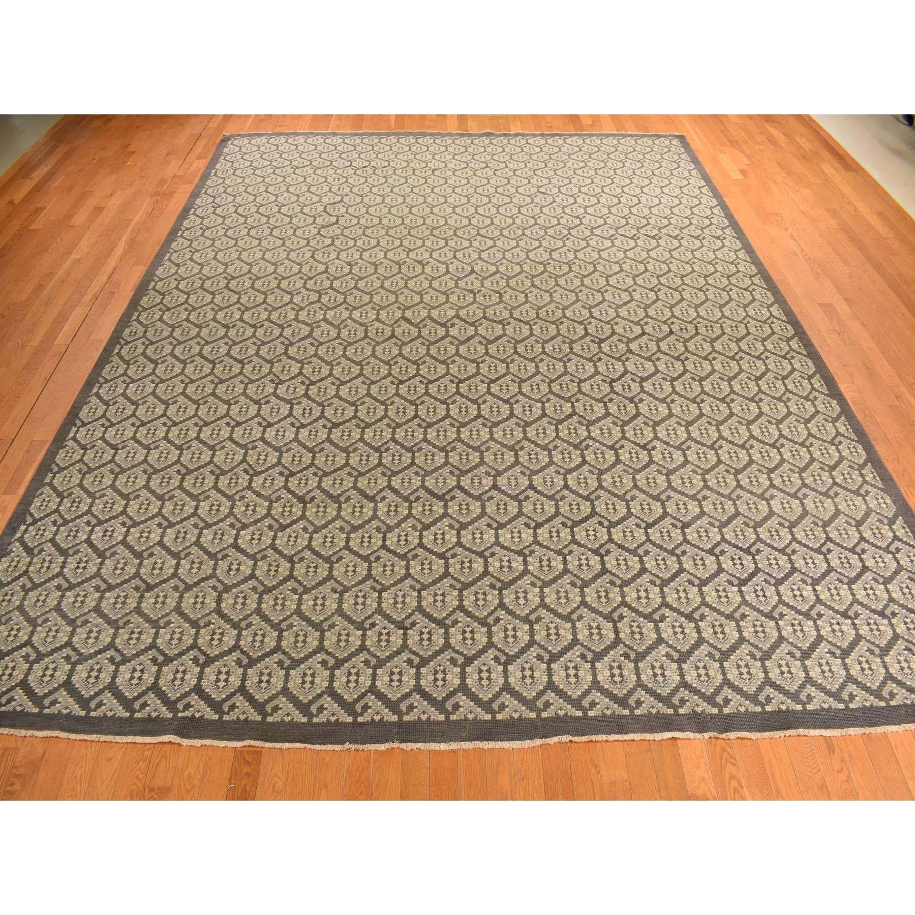 Karbongrau, All Over Paisley Design, Türkisch geknüpft Oushak, Reine Wolle, Handgeknüpft, Übergroßer Orientteppich
Primäre MATERIALIEN: Wolle
Latex: Kein Flor 
Höhe: 0,25 Zoll
Stil: Transitional
Grundfarbe: Grau
Sekundäre Farben: Altsilbergrau,