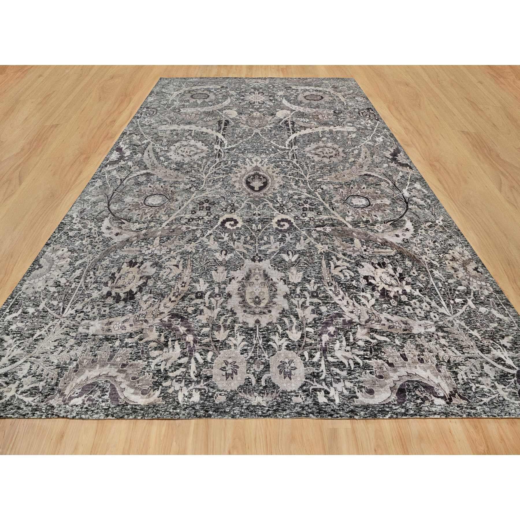 Il s'agit d'un véritable tapis d'Orient, unique en son genre, à motif de feuilles de faucille, en soie et laine texturée, noué à la main. Il a été noué pendant des mois et des mois selon des techniques de tissage séculaires par des artisans