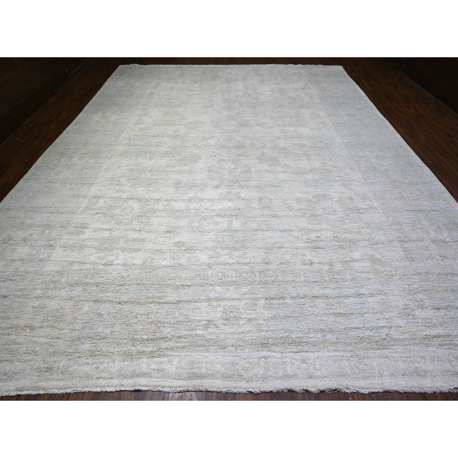 Ésta es una auténtica y única alfombra oriental afgana de angora oushak, anudada a mano, de pura lana. Ha sido anudada durante meses y meses con técnicas artesanales de tejido centenarias por expertos artesanos.
Materiales primarios: Lana
Látex: Sin