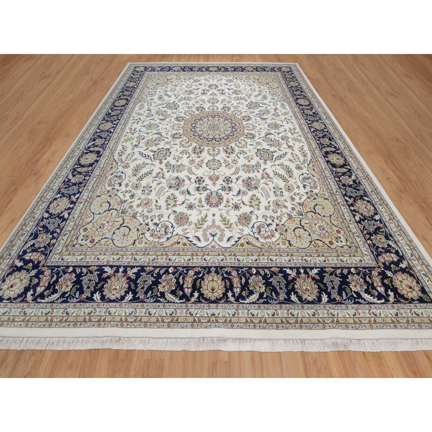 Swan White, 250 KPSI, Nain con disegno di medaglioni floreali, Lana e seta, vello morbido, annodato a mano, XL, sovradimensionato, Tappeto orientale
Materiali primari: Lana e seta
Lattice: No Pile 
altezza: 0,25 pollici
Stile: Tradizionale
Colore