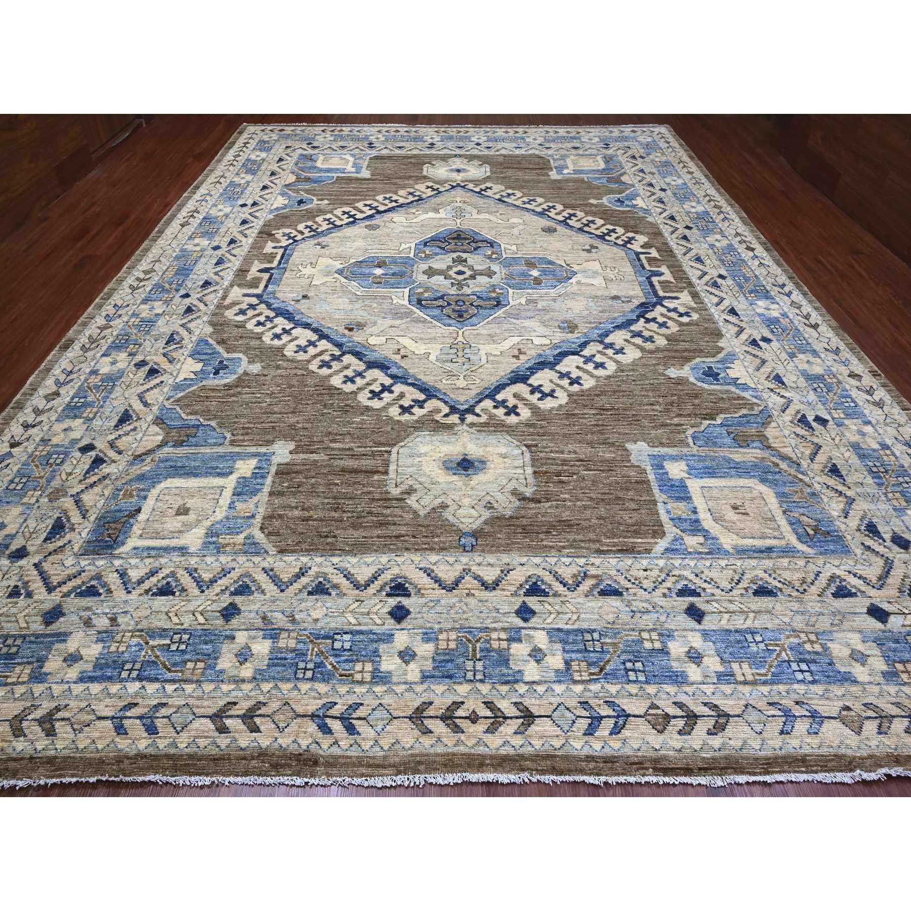 Walnussbraun, afghanischer Peshawar mit anatolischem Dorf inspiriertem Design, Hochgebirgswolle, handgeknüpft, übergroß, Orientteppich
Primäre MATERIALIEN: Wolle
Latex: Nichtflor 
Höhe: 0,25 Zoll
Stil: Transitional
Grundfarbe: Braun
Sekundäre
