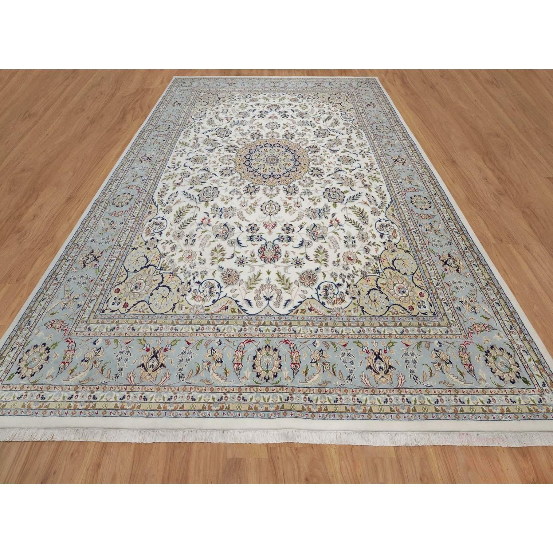 Schwanweiß, Nain mit Blumenmedaillon-Design, 250 KPSI, weicher Flor, Wolle und Seide, XL, Übergröße, Orientteppich<br /><br />Primäre Materialien: Wolle & SeideLatex: NeinFlorhöhe: 0.25 InchesStil: TraditionellHauptfarbe: ElfenbeinSekundärfarben: